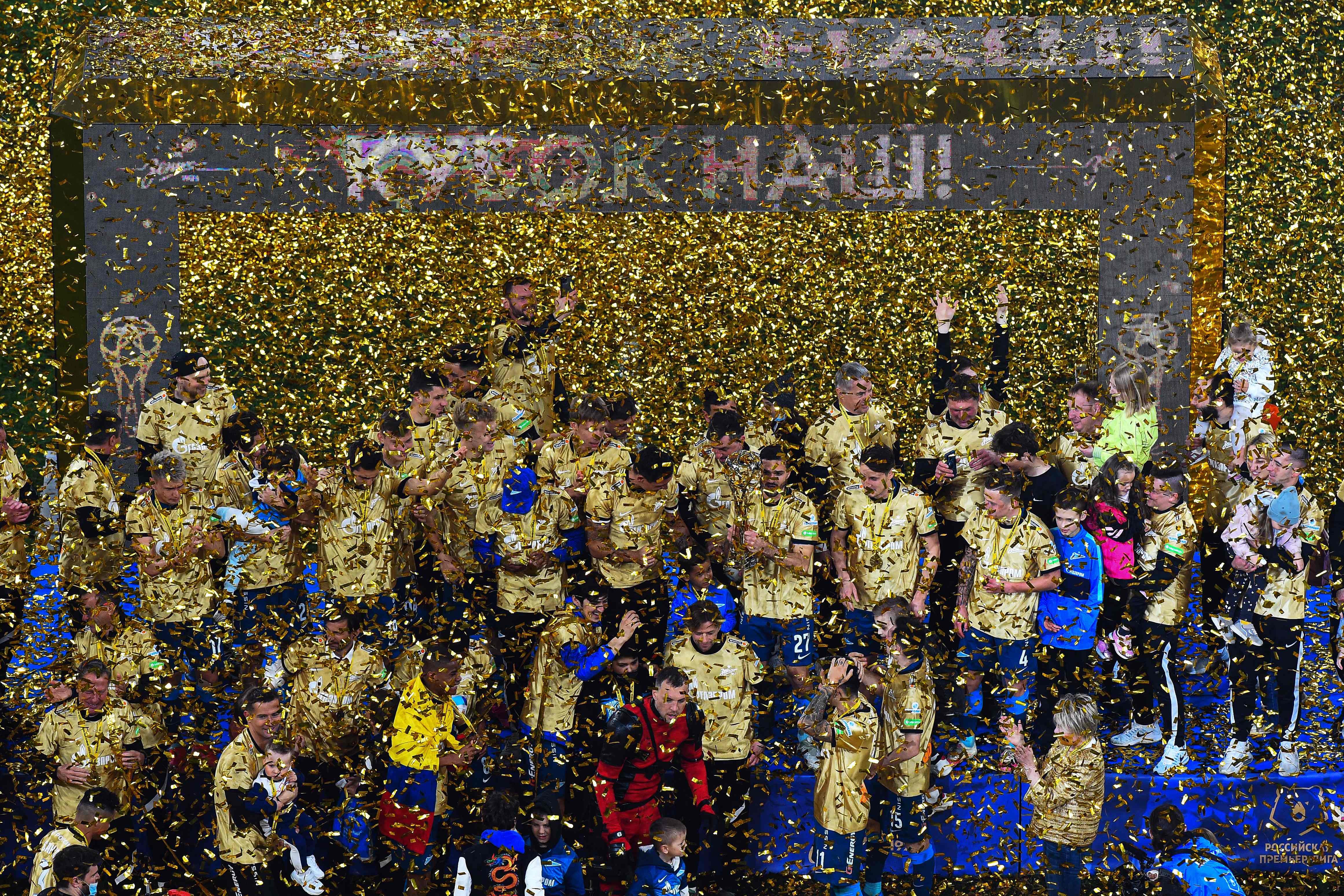 Para pemain Zenit Saint Petersburg melakukan selebrasi usai dipastikan menjadi juara Liga Rusia.