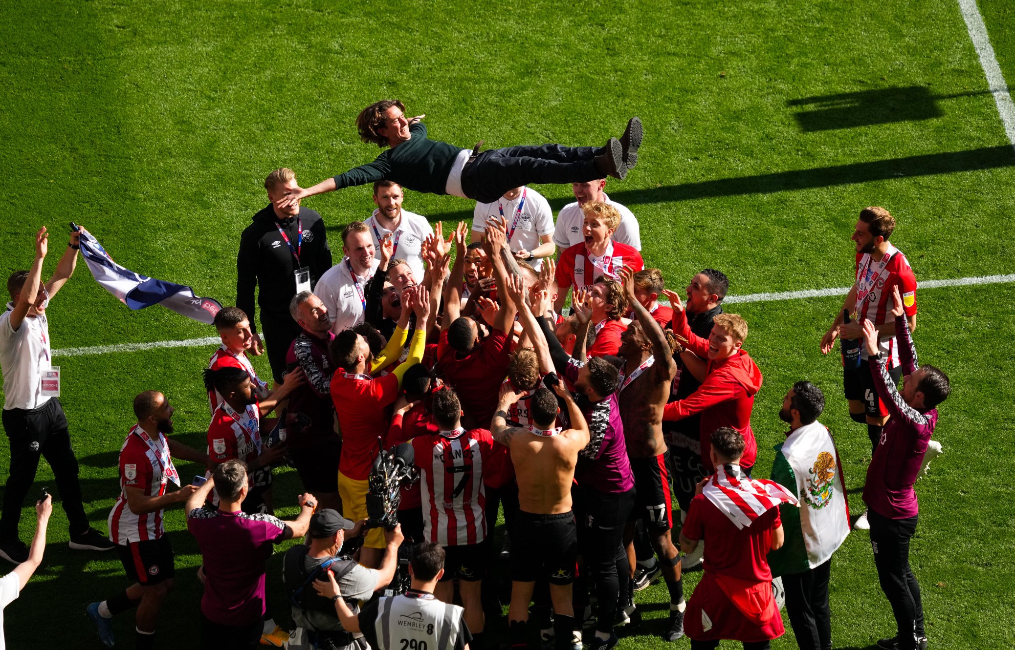 Para pemain Brentford merayakan keberhasilan mereka meraih promosi ke Liga Primer Inggris.