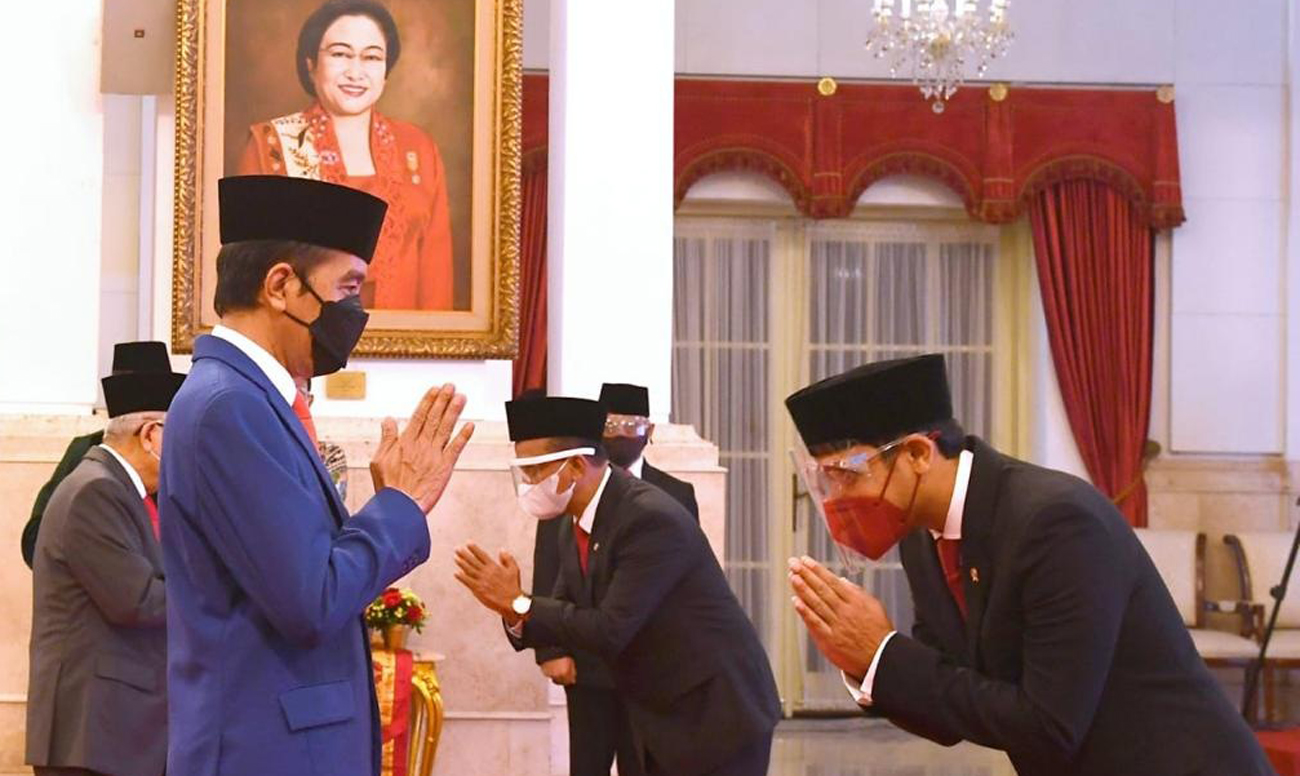 Presiden Jokowi saat melantik Mendikburistek Nadiem Makarim, Menteri Investasi Bahlil Lahadalia, dan Laksana Tri Handoko sebagai Kepala BRIN