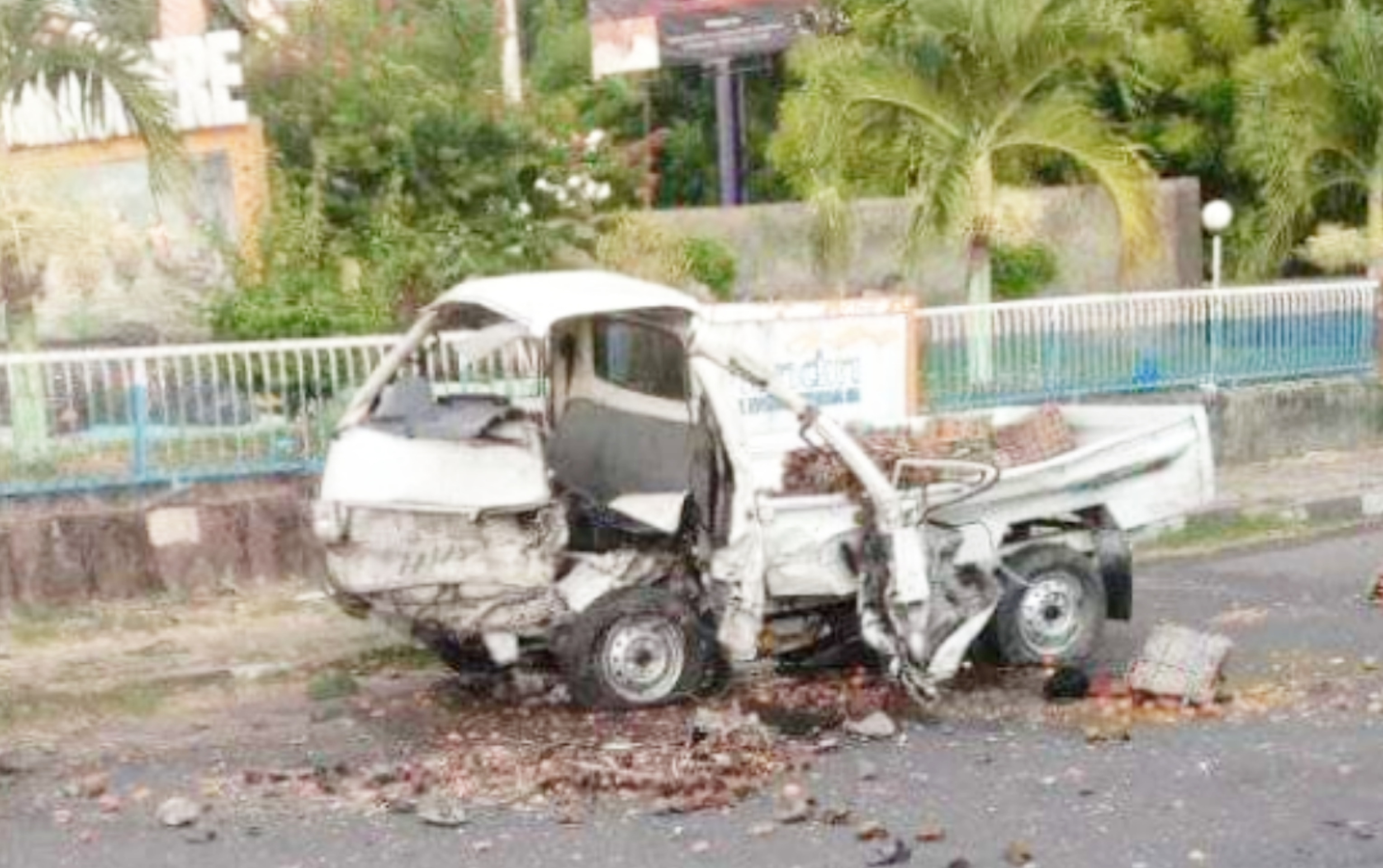 Kondisi mobil pickup usai kecelakaan di Kabupaten Sikka, Nusa Tenggara Timur, Selasa (25/5)