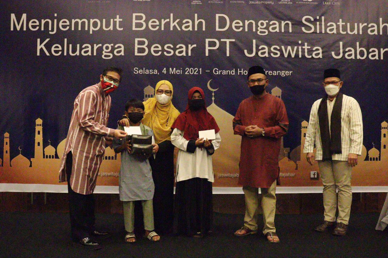 Direksi PT Jaswita Jabar menyerahkan santunan kepada sejumlah anak yatim piatu