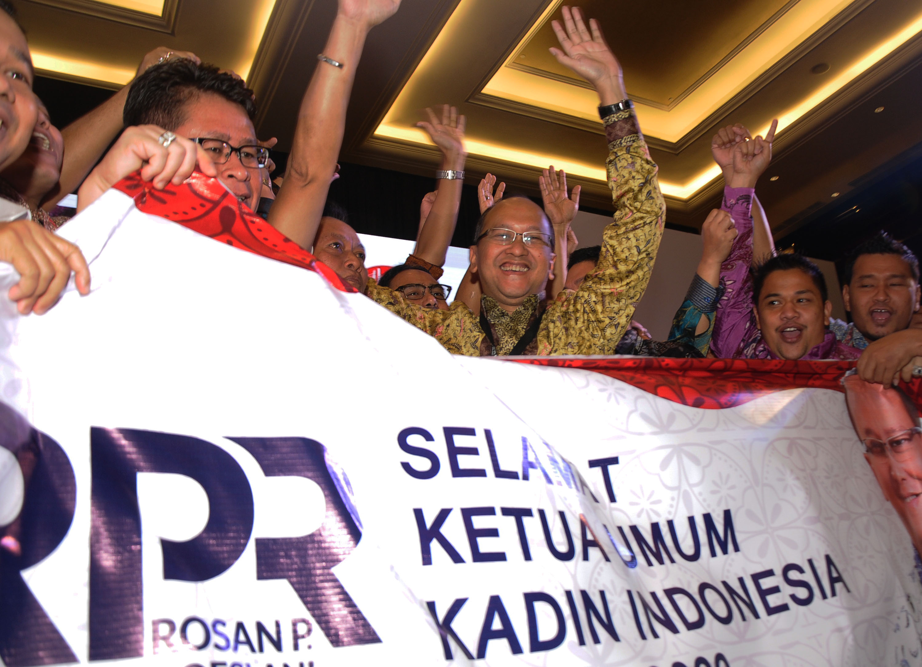 Kegembiran Rosan Roeslani setelah terpilih sebagai Ketum Kadin periode 2015-2020.