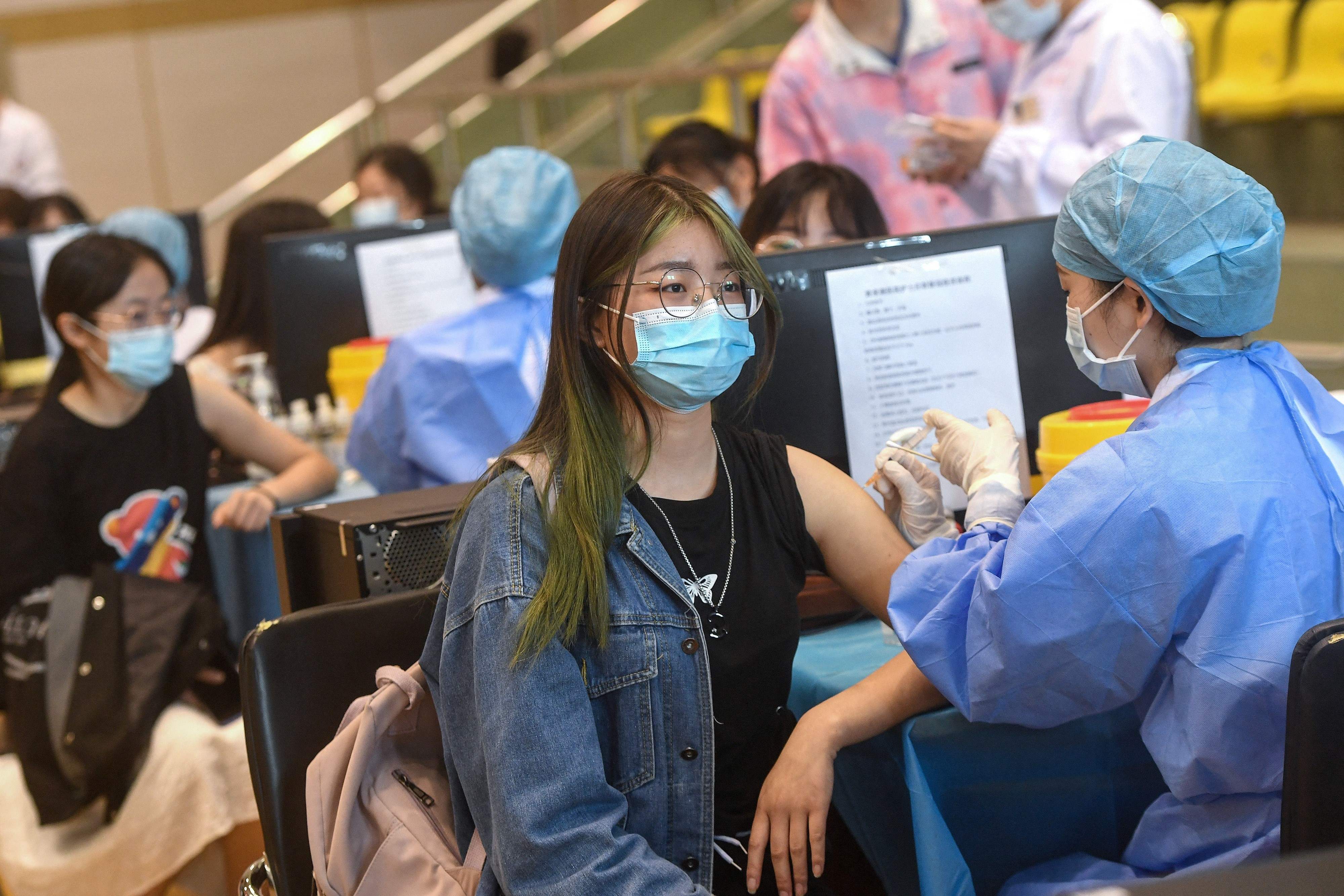 Para mahasiswa di Wuhan, Tiongkok divaksinasi dengan menggunakan vaksin covid-19 buatan  China National Biotec Group (CNBG)/\.