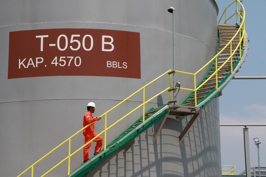 Pekerja menaiki tangga kilang