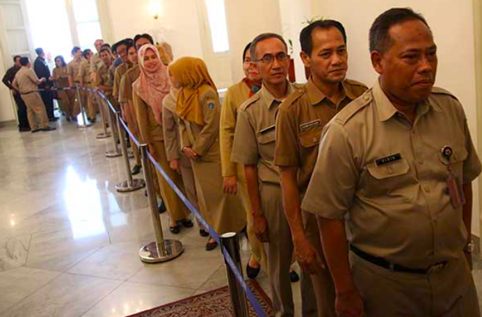 Ilustrasi -- Ratusan Pegawai Negeri Sipil (PNS) atau Aparatur Sipil Negara (ASN) Pemprov DKI Jakarta di Balai Kota DKI Jakarta, Senin (10/6)