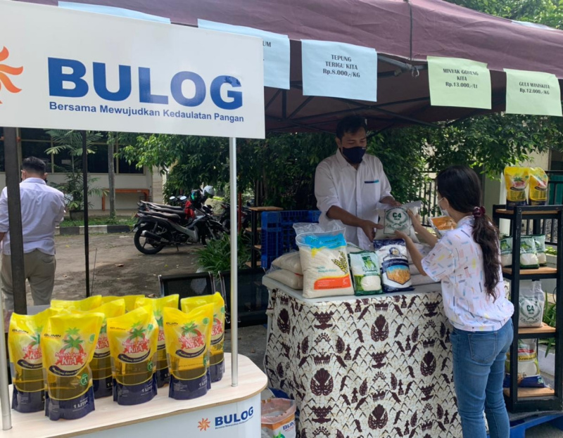 Perum Bulog turun langsung melayani pemenuhan kebutuhan pangan masyarakat jelang Lebaran, di Surakarta, Jawa Tengah, Senin (26/4).