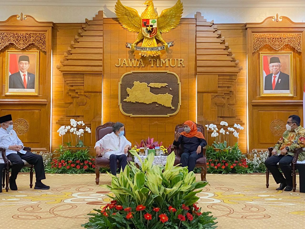  Ketua DPW Partai Nasdem Jatim, Sri Sajekti Sudjunadi, bersilaturahmi dengan Gubernur Jatim Khofifah Indar Parawansa, Rabu (5/5) malam