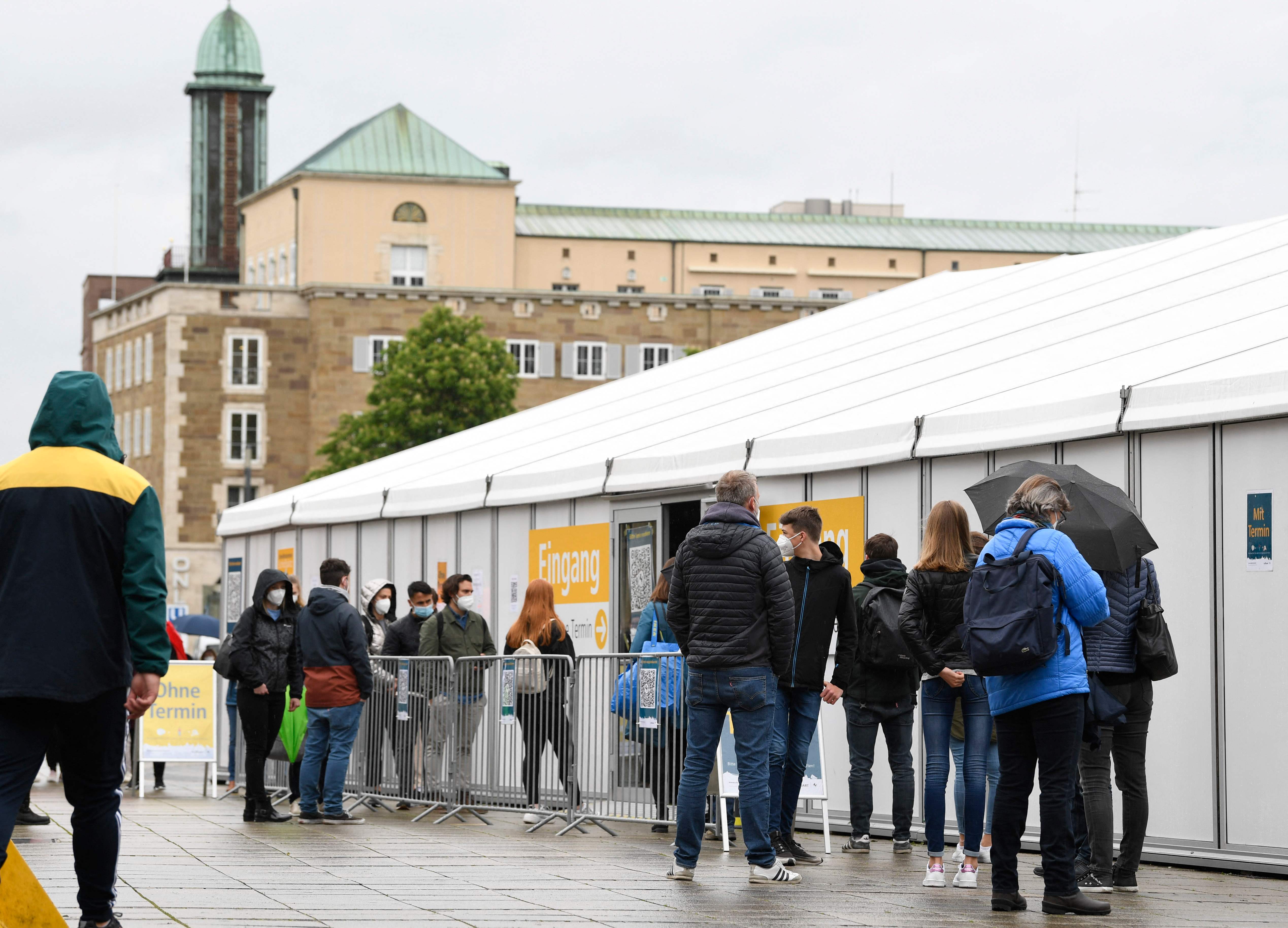 Warga mengantre untuk mengikuti tes covid-19 di Stuttgart, Jerman.