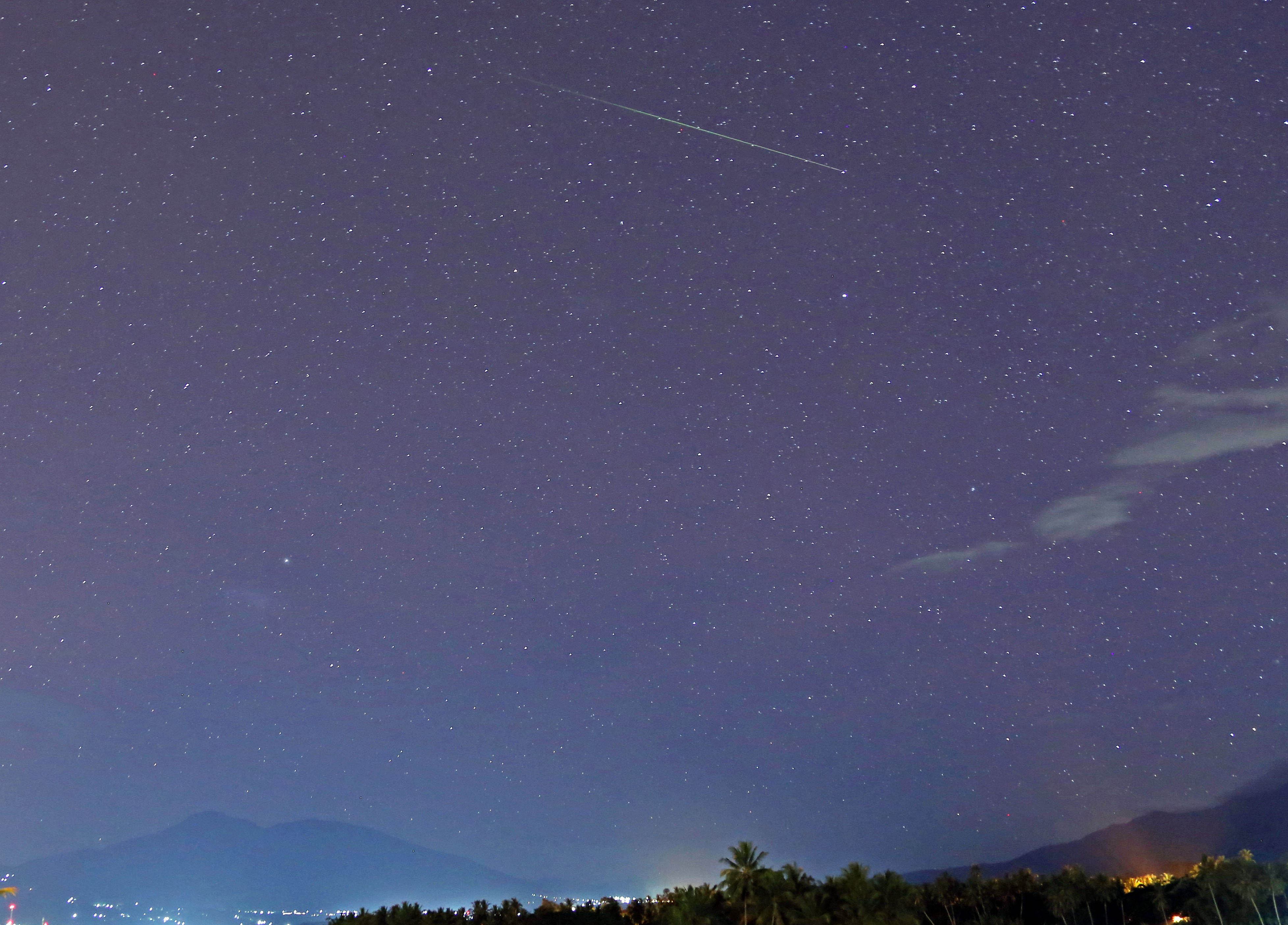 Lapan Jelaskan Cahaya Vertikal Kehijauan di atas Merapi