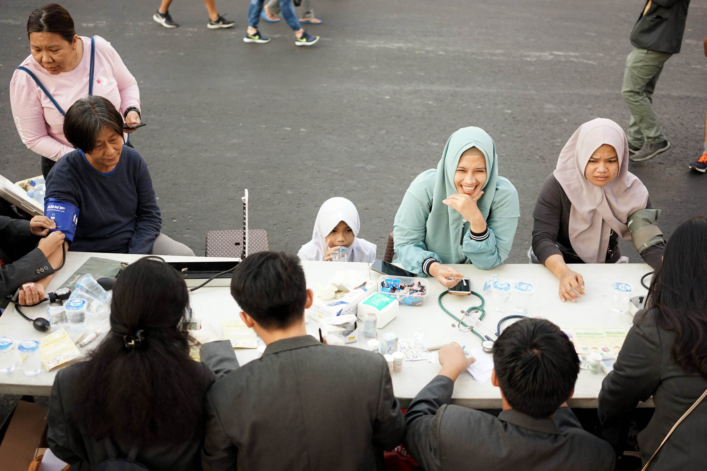 Para mahasiswa yang tergabung dalam Asian Medical Students Association Universitas Pelita Harapan sedang melayani cek tekanan darah gratis.