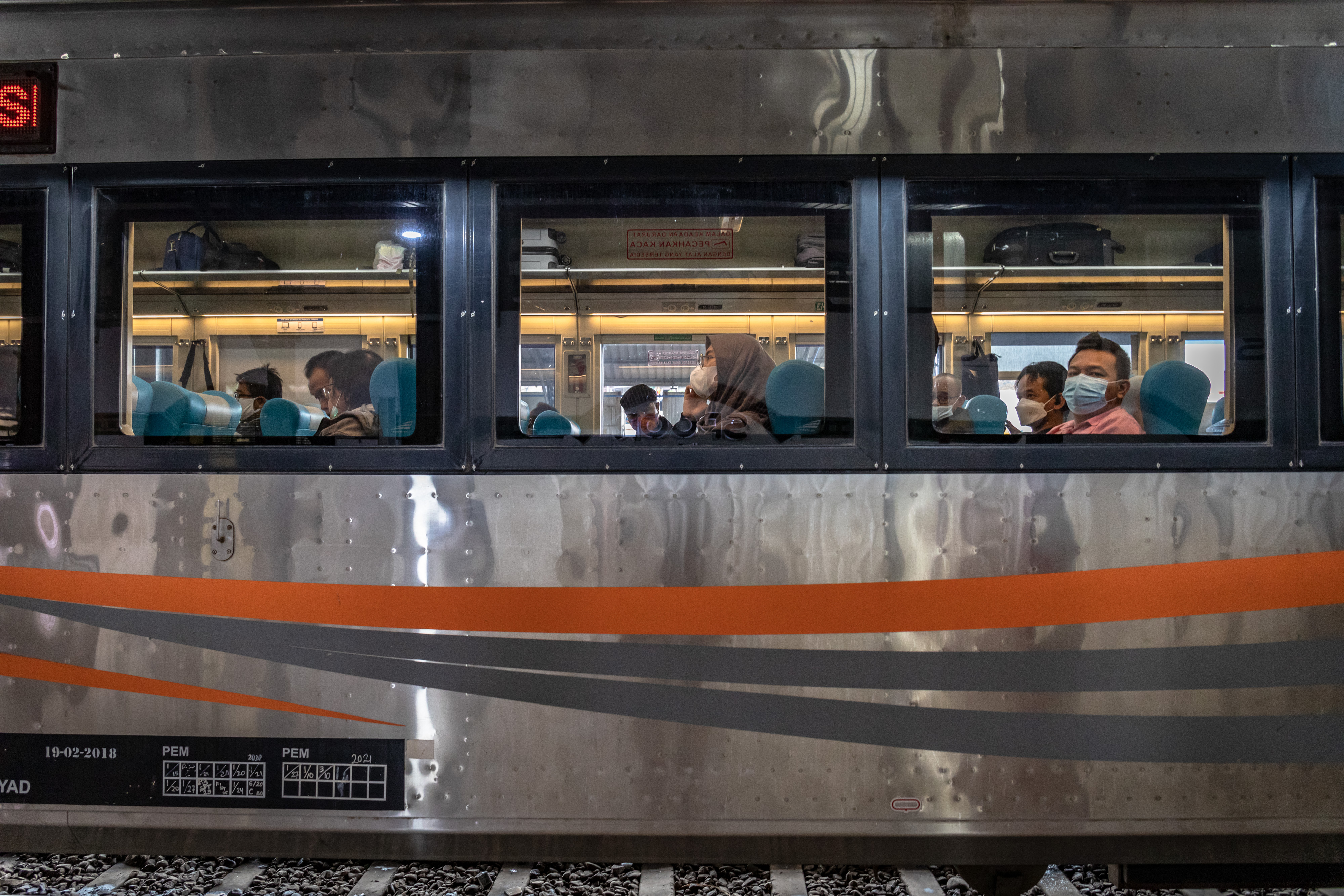 Penumpang duduk di dalam rangkaian KA Argo Bromo Anggrek tujuan Stasiun Gambir Jakarta di Stasiun Tawang, Semarang, Jateng, Rabu (28/4/2021)