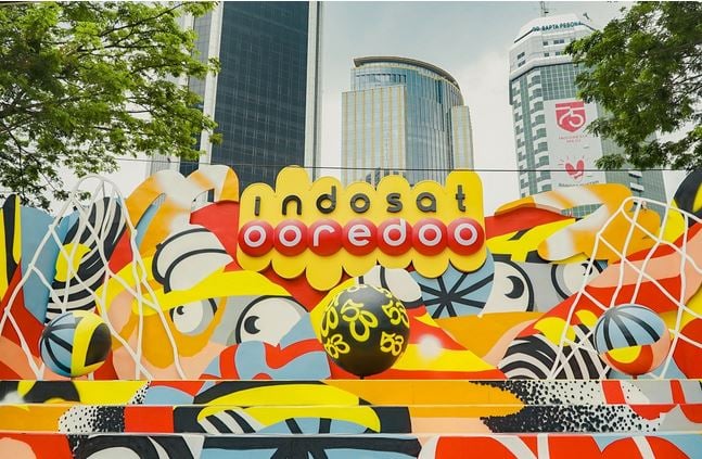 Logo Indosat terlihat di wilayah Jakarta.