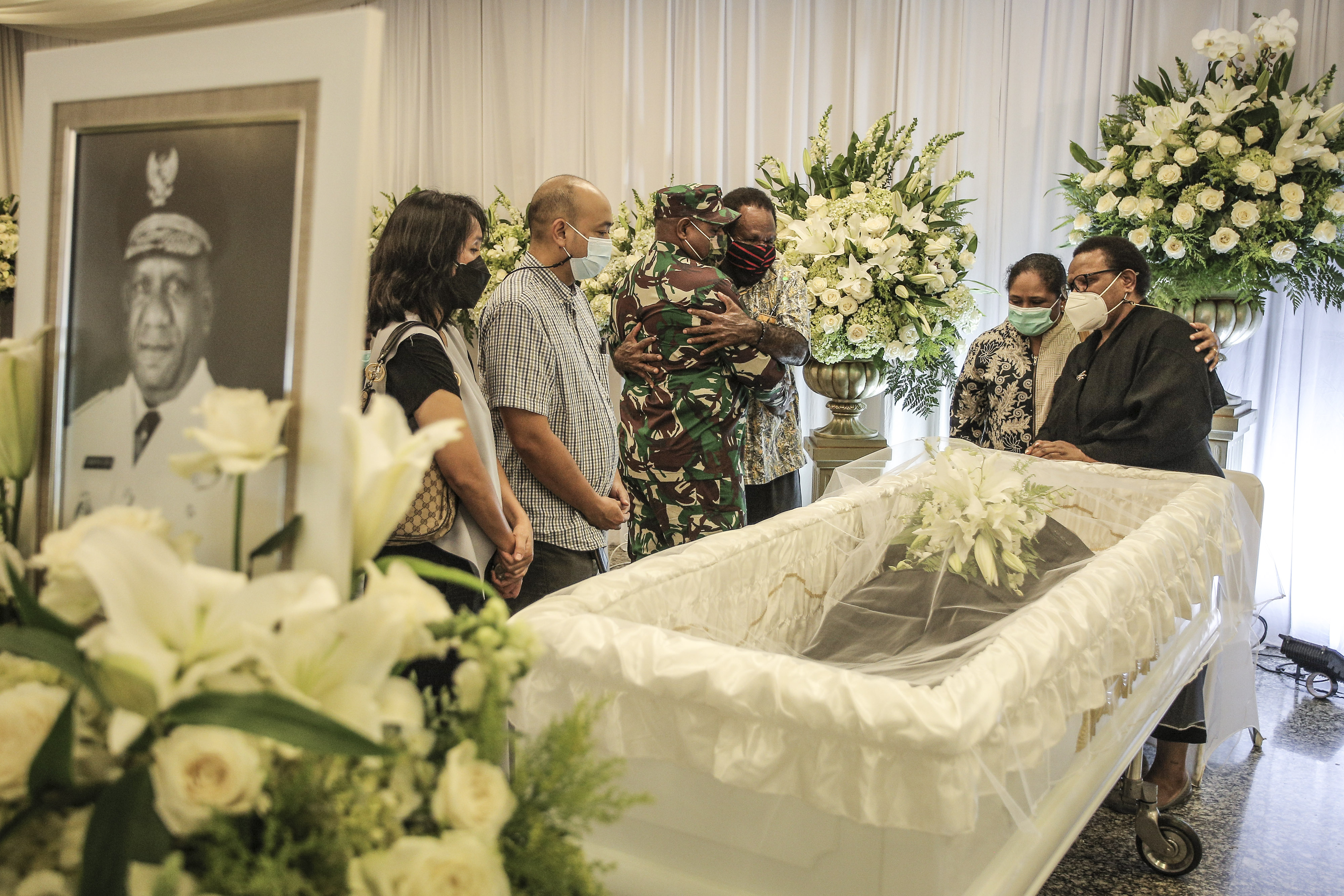 Pelayat berdoa di samping jenazah Wakil Gubernur Papua Klemen Tinal di Rumah Duka Sentosa RSPAD Gatot Subroto, Jakarta.