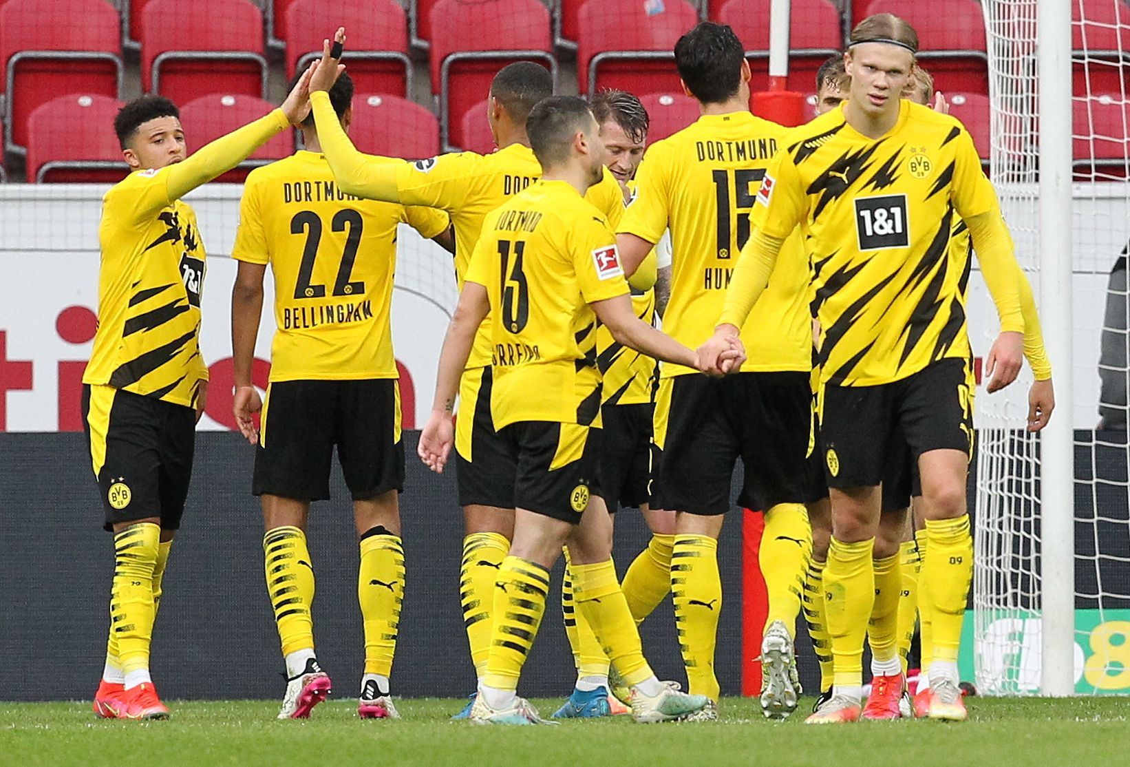 Para pemain Borussia Dortmund melakukan selebrasi usai mencetak gol ke gawang Mainz di laga Bundesliga.