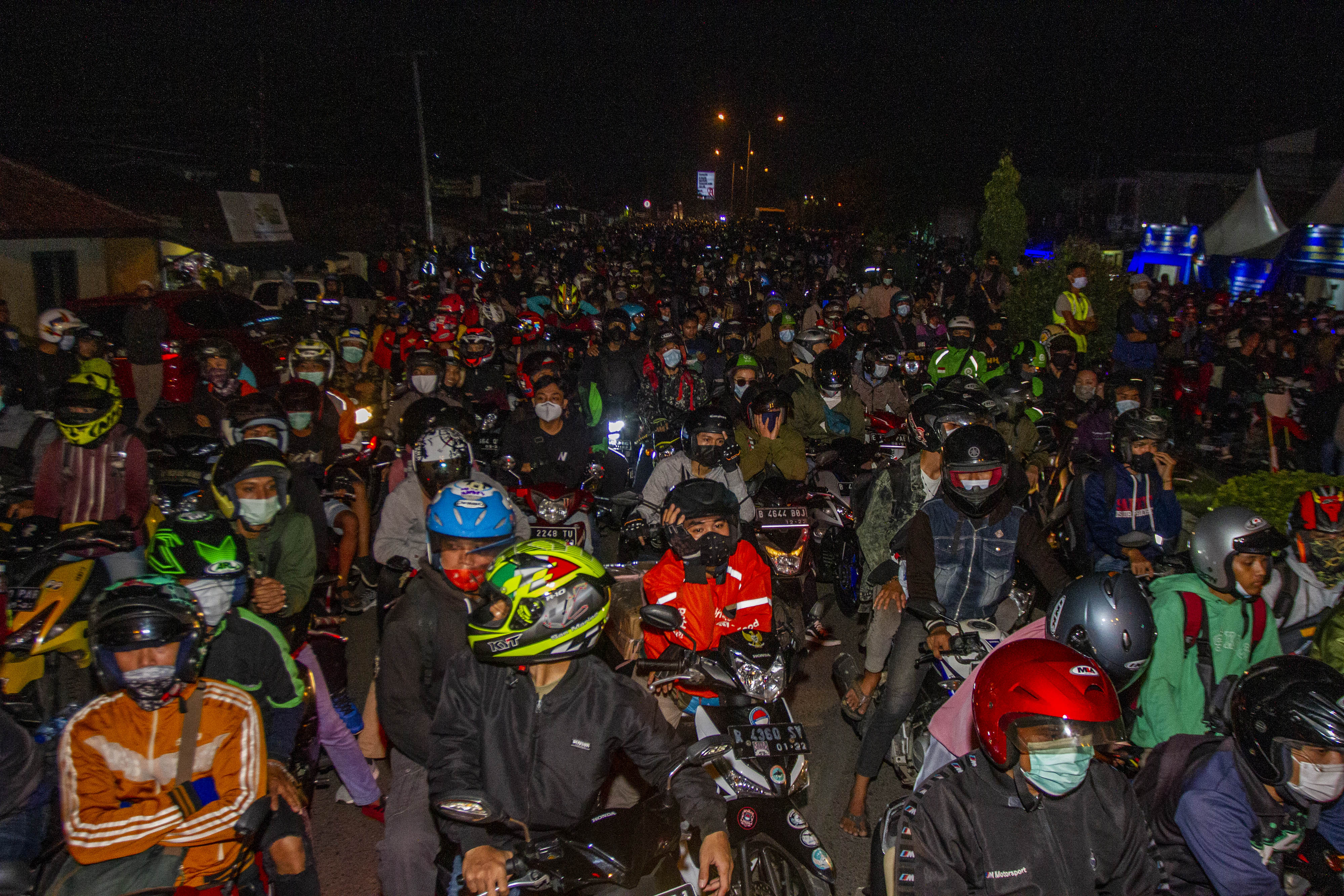  Pemudik sepeda motor memadati jalur pantura Karawang, Jawa Barat, Senin (10/5).