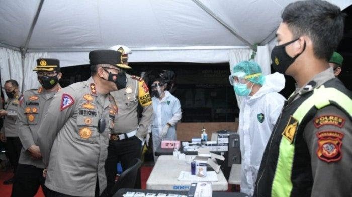Kepala Kakorlantas Polri Irjen Pol Istiono saat meninjau pelaksanaan swab tes antigen Covid-19 di cek poin arus balik di Purbaleunyi, Jabar.