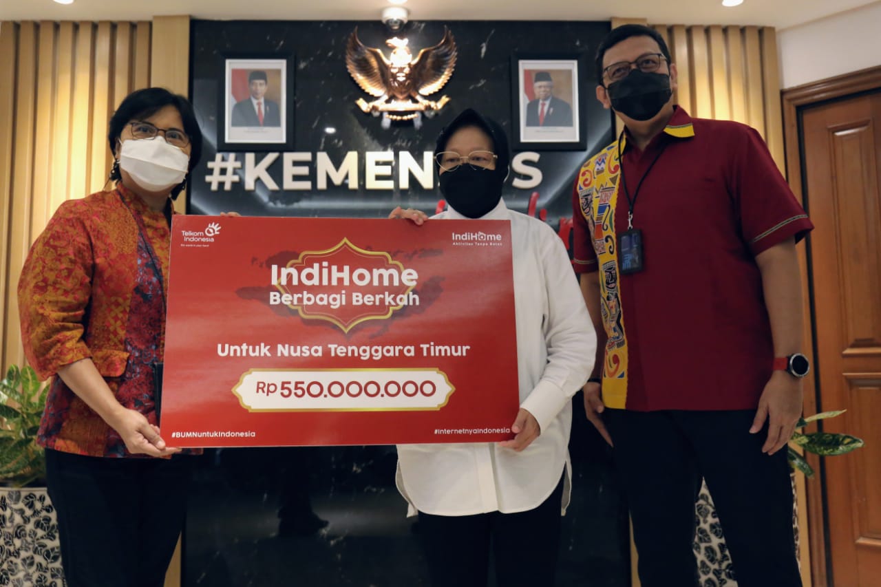 Mensos Tri Rismaharini usai menerima bantuan dari pelanggaran indihome di  Kantor Kementerian Sosial, Salemba, Jakarta, Senin (31/5).