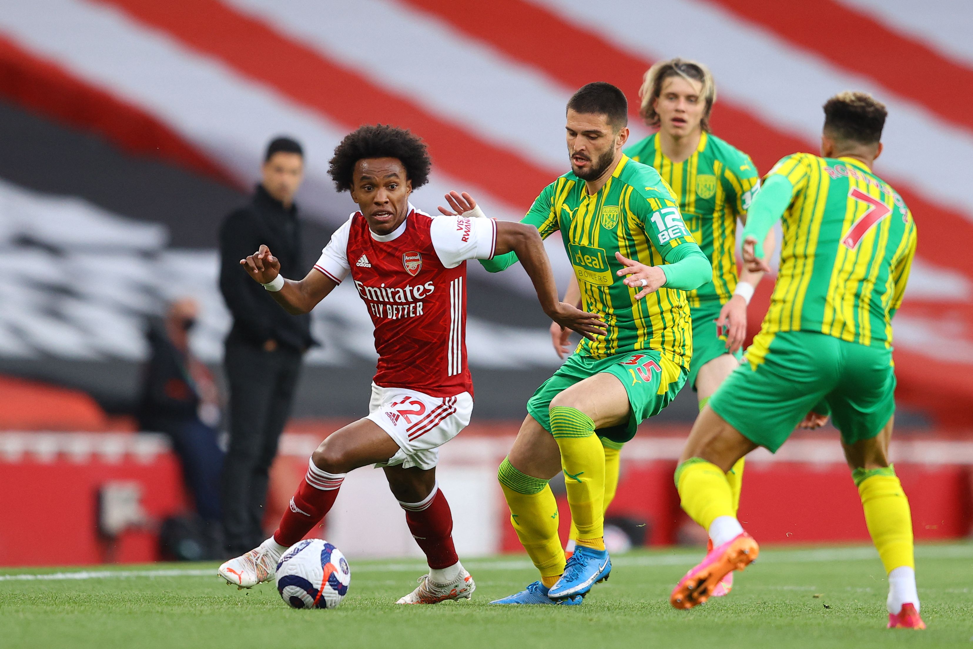 Aksi gelandang Arsenal, Willian, dikepung pemain West Bromwich Albion pada laga Liga Primer.