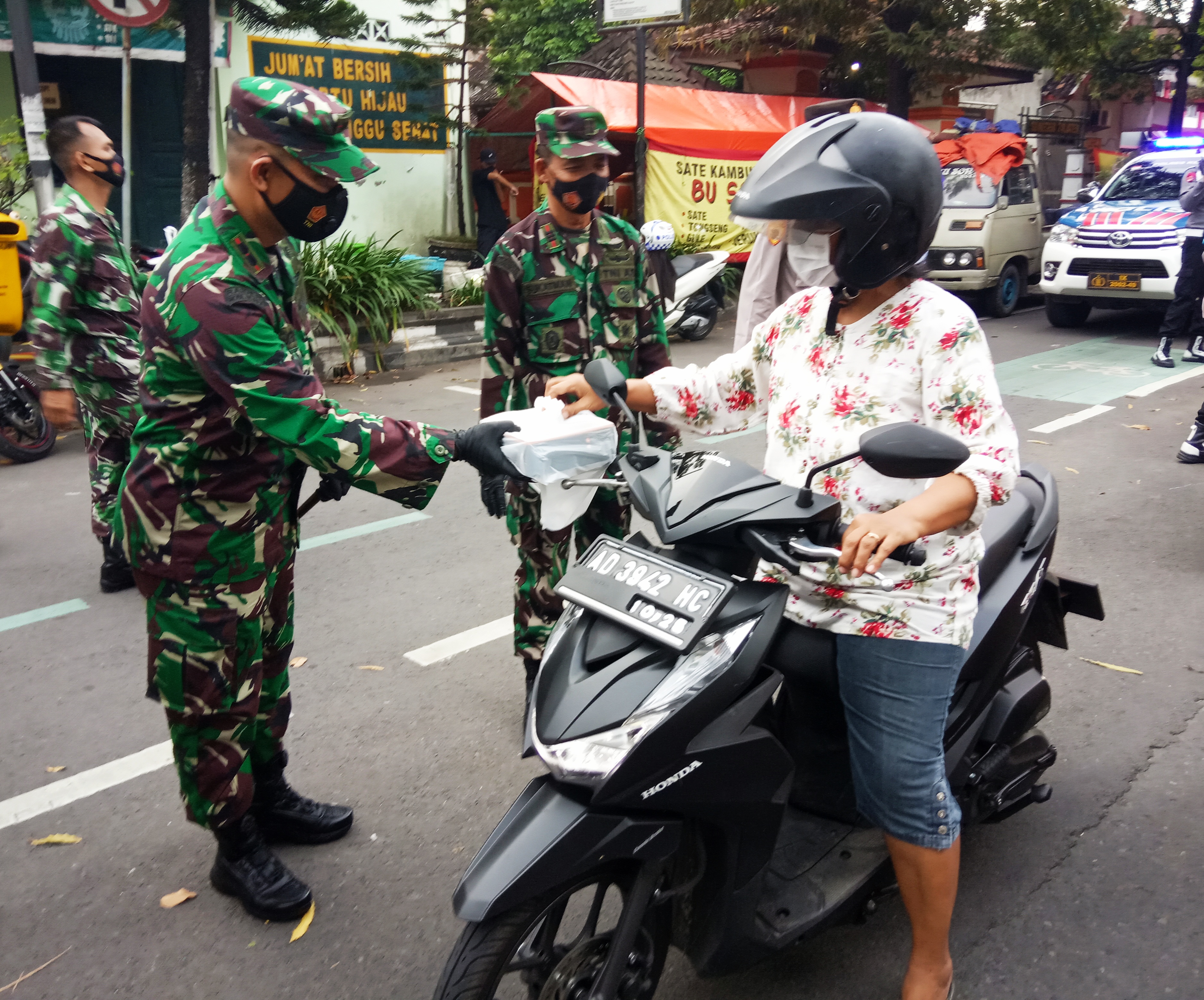 Pembagian takjil kepada pengguna jalan di sekitar Makodim Klaten, Senin (3/5/2021)