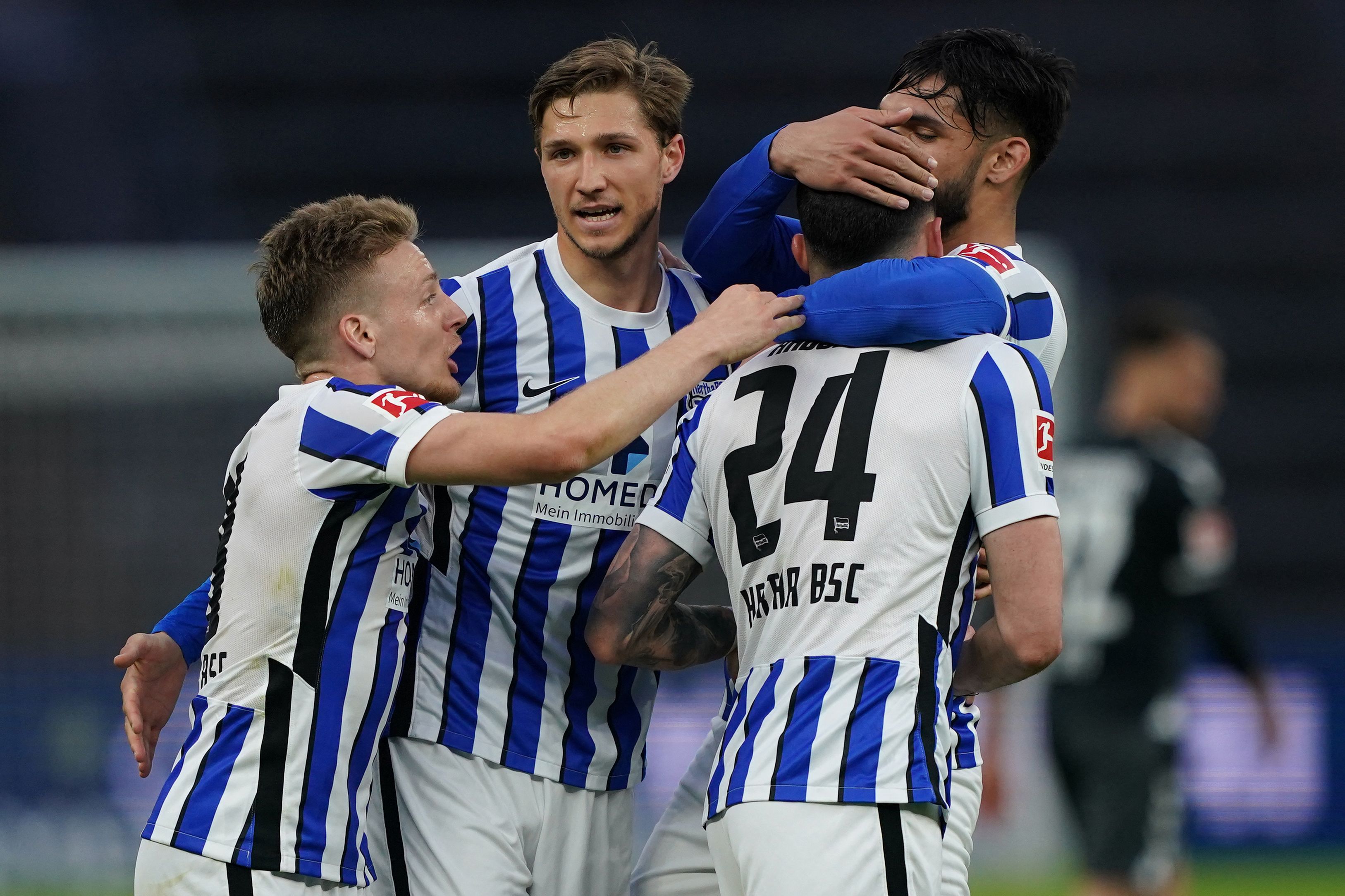 Pemian Hertha Berlin merayakan gol ke gawang Freiburg