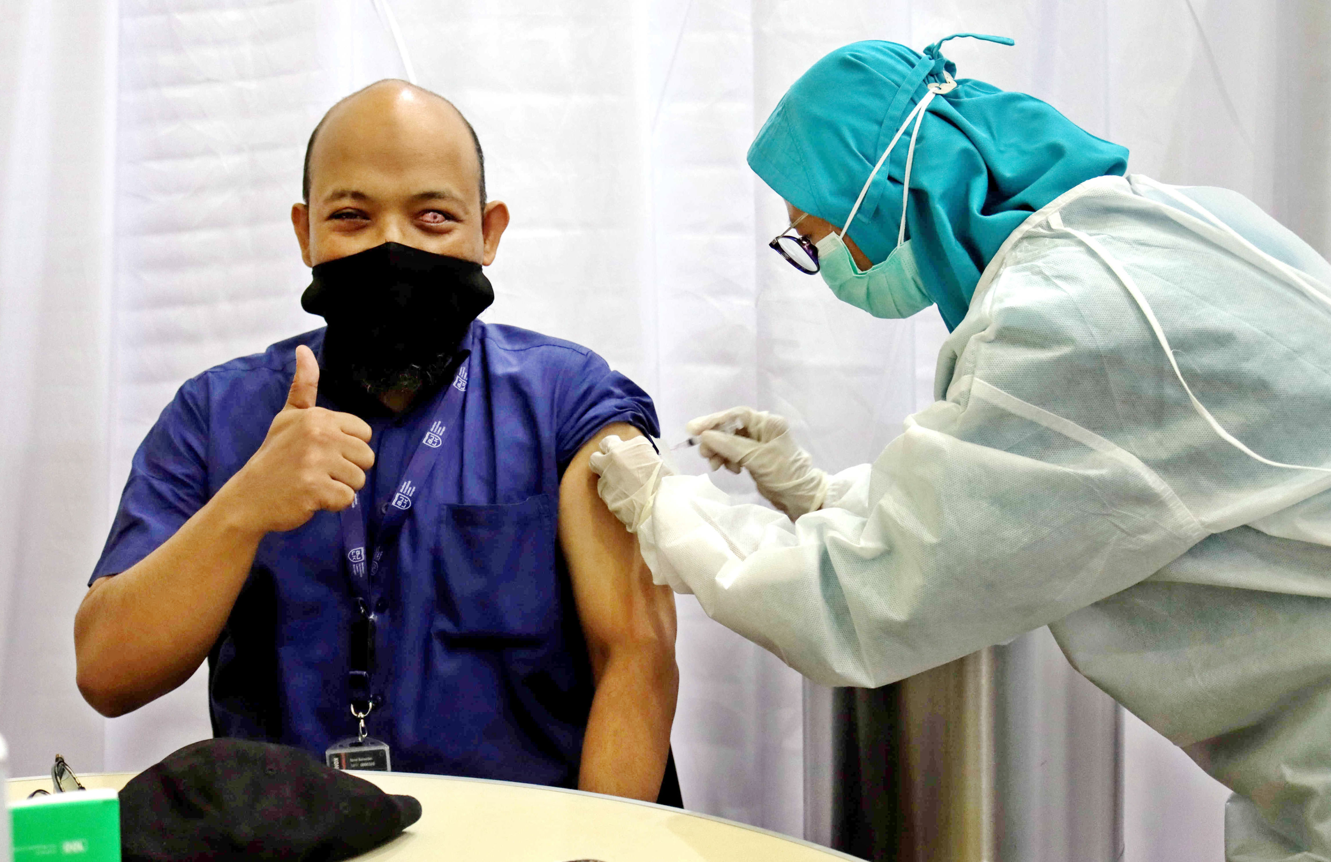 Penyidik senior KPK Novel Baswedan saat menjalani vaksinasi covid-19.