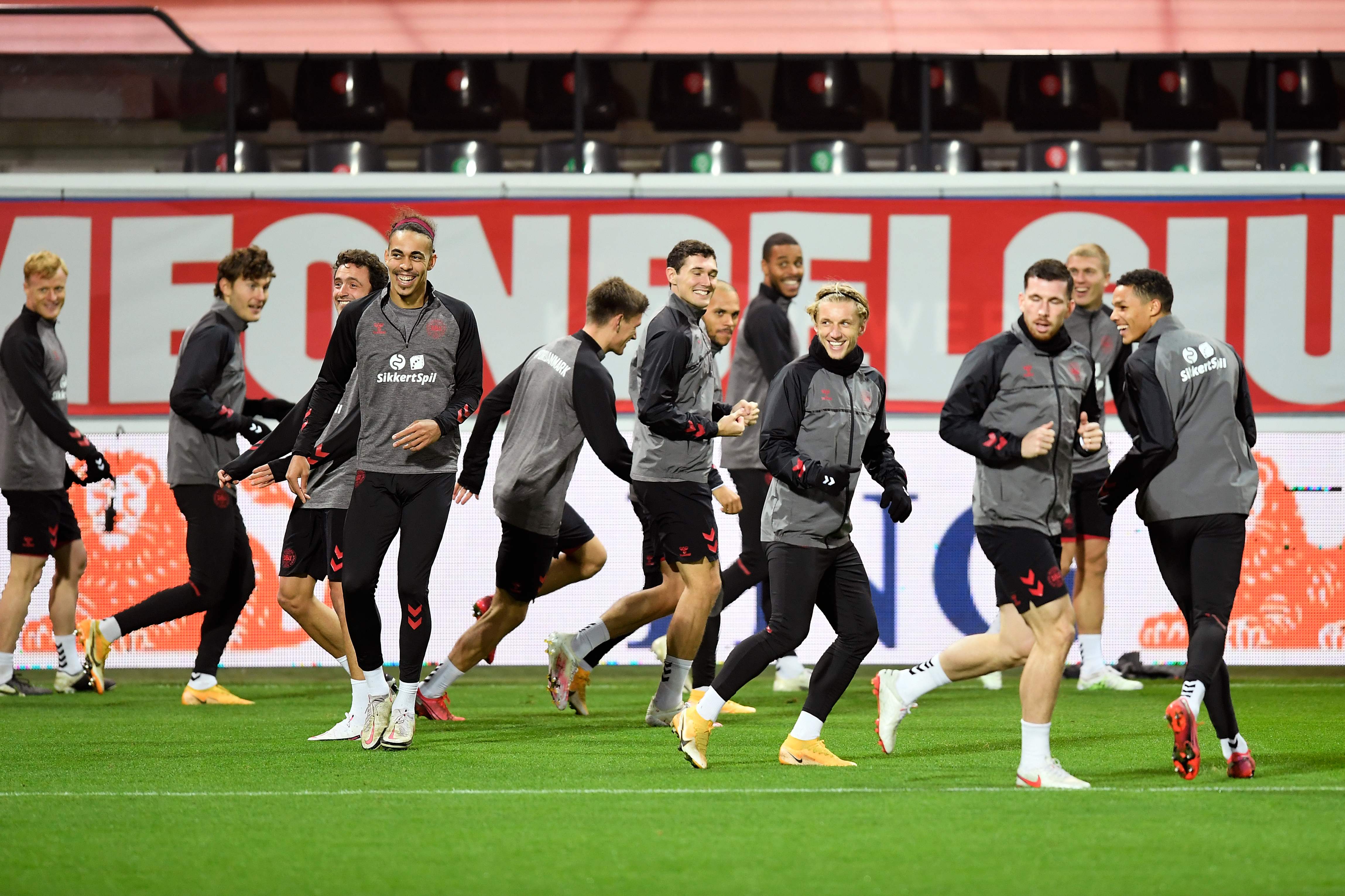 Para pemain Denmark melakukan pemanasan menjelang laga Liga Negara UEFA.