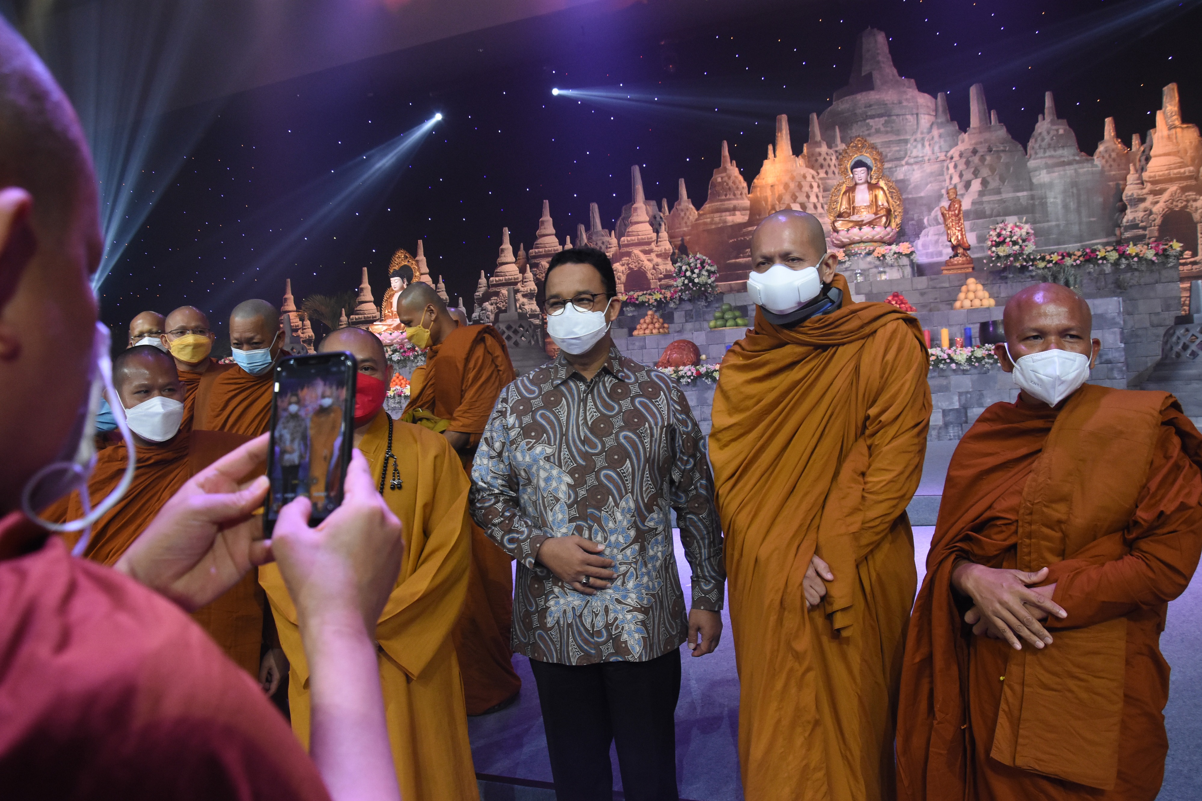 Anies Baswedan saat menghadiri peringatan Hari Raya Tri Suci Waisak 2565 Tahun Buddhis, JIExpo Kemayoran, Jakarta, Rabu (26/5).