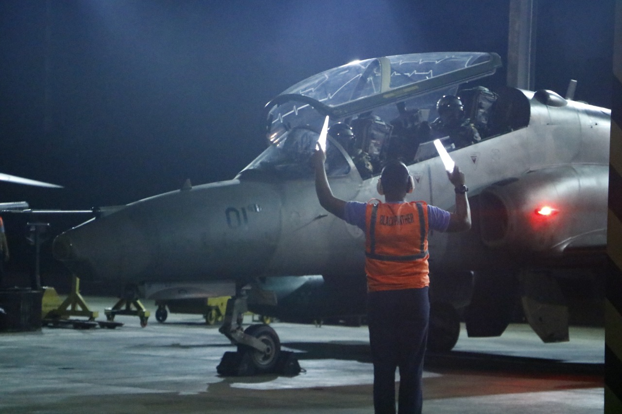 Pangkalan TNI AU Roesmin Nurjadin (Rsn), Pekanbaru, Riau, menggelar latihan terbang malam mengasah kemampuan penerbangnya.