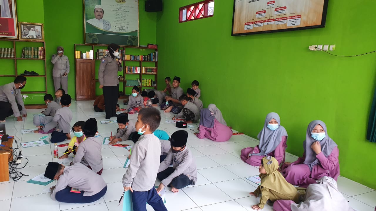 Aktivitas di rumah singgah Bumi Damai.