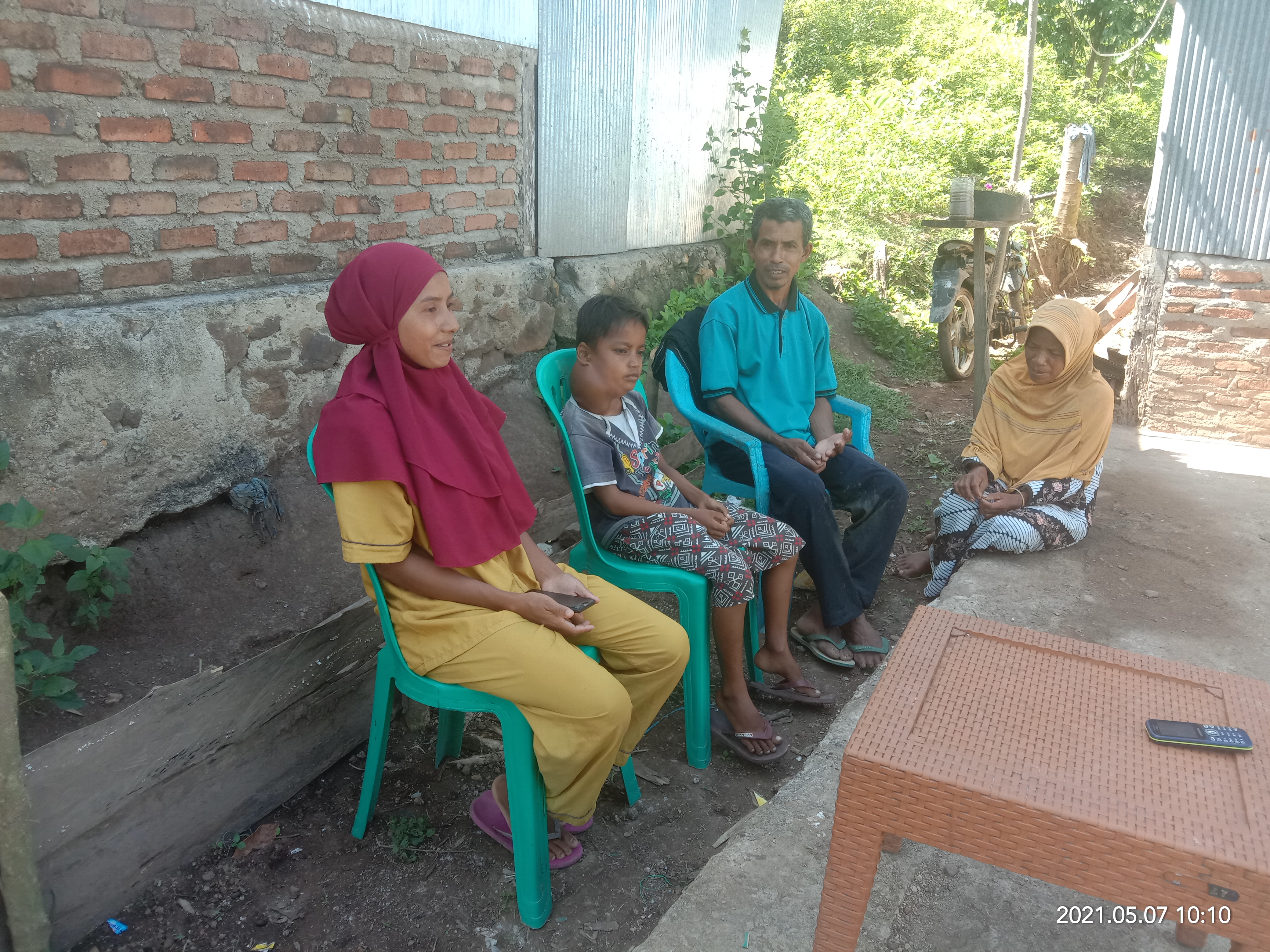 Saffir dan kedua orangtuanya di Manggarai Barat, Nusa Tenggara Timur