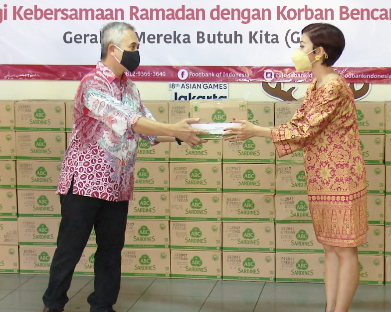 Penyerahan paket sembako secara simbolis.