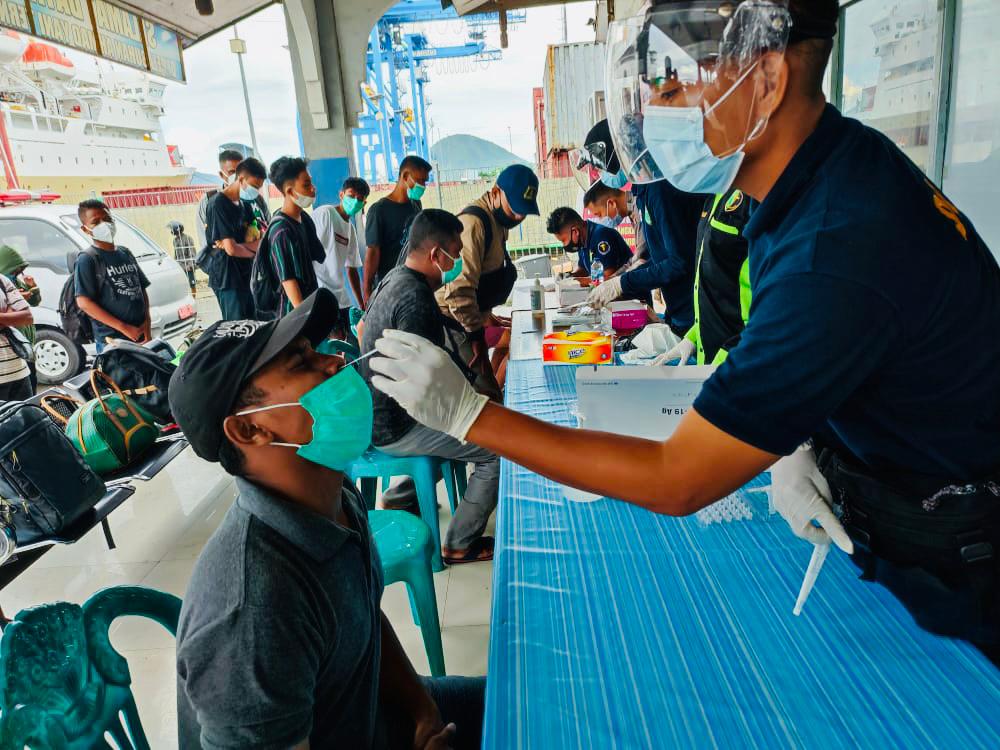 Petugas Biddokes Polda Malut melakukan pemeriksaan rapid test antigen kepada penumpang kapal Al Sudais, Minggu (24/5)