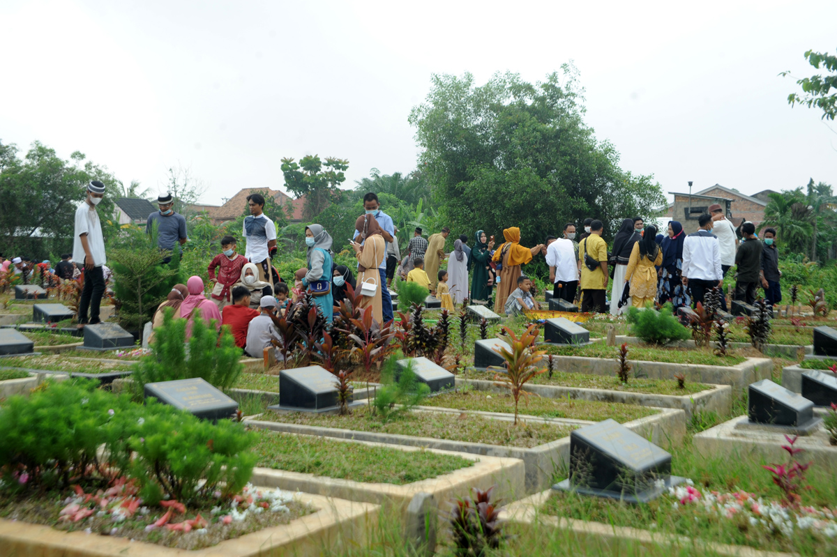 Warga berziarah di salah satu TPU di Kota Palembang, Sumatera Selatan. 