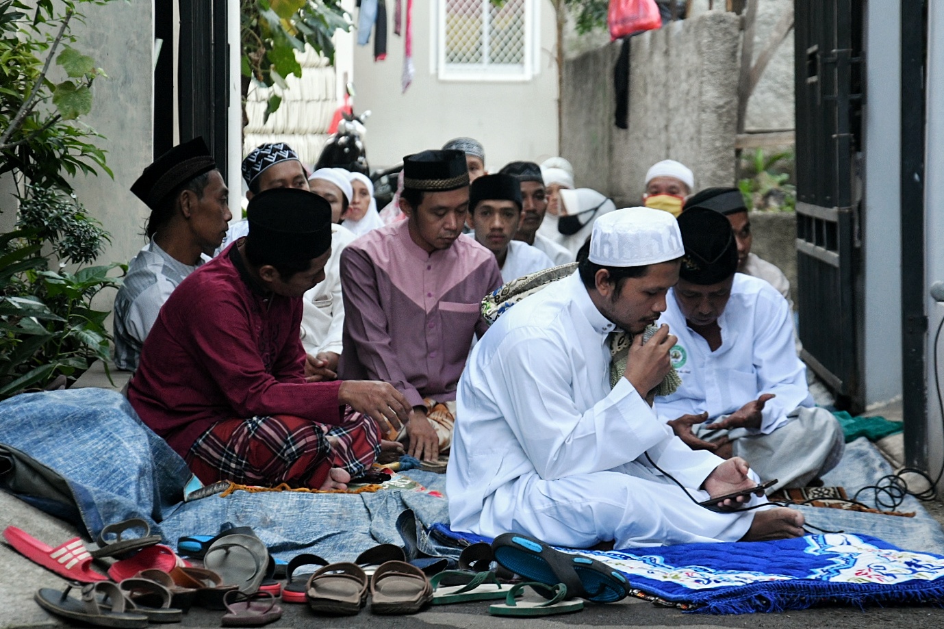 Warga menjalankan Salat Id berjamaah bersama keluarga dan kerabat dekat di depan rumah mereka di Kawasan Pekayon, Jakarta Timur, tahun lalu.