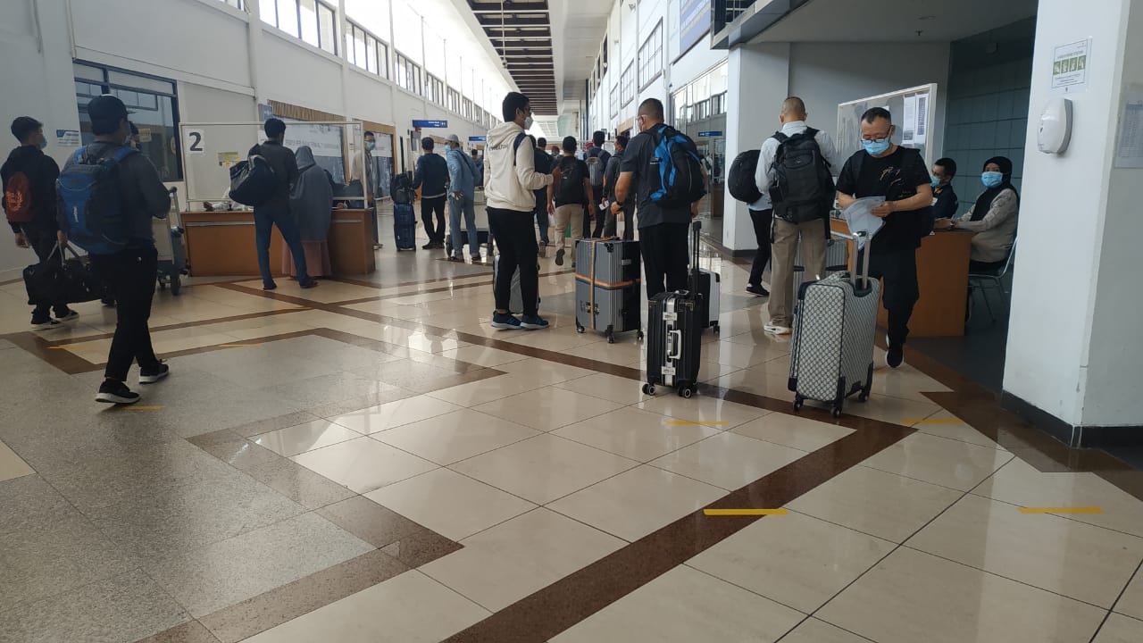 Calon penumpang memadati Bandara Juanda, Sidoarjo, Jawa Timur.