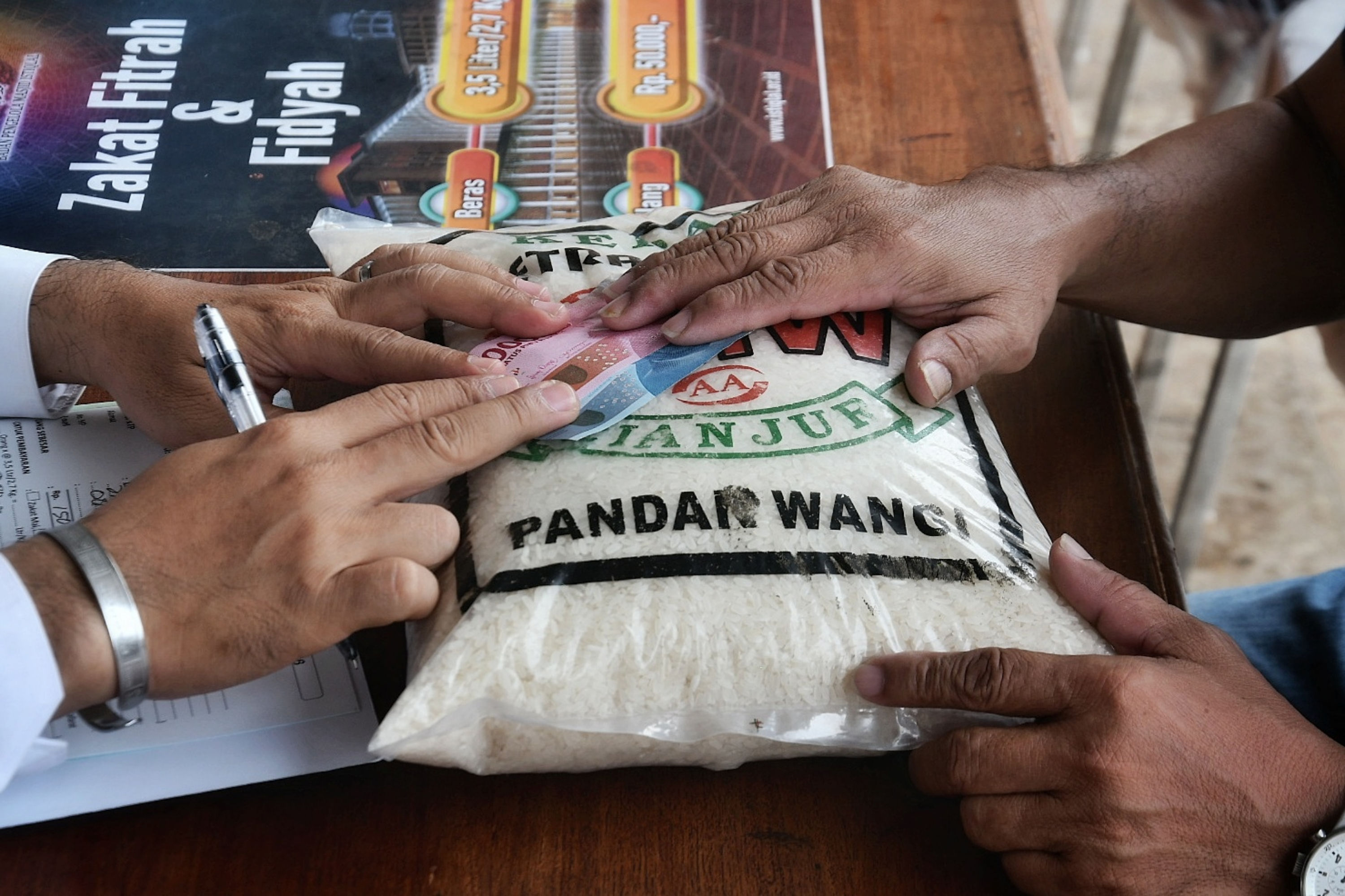 Umat Islam membayar zakat fitrah kepada amil zakat di Masjid Istiqlal, Jakarta, Rabu (5/5/2021