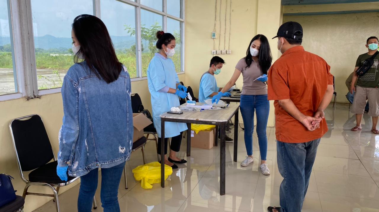 Pengunjung  Cikao Park Purwakarta menjalani pemeriksaan kesehatan sebelum masuk ke lokasi wisata.