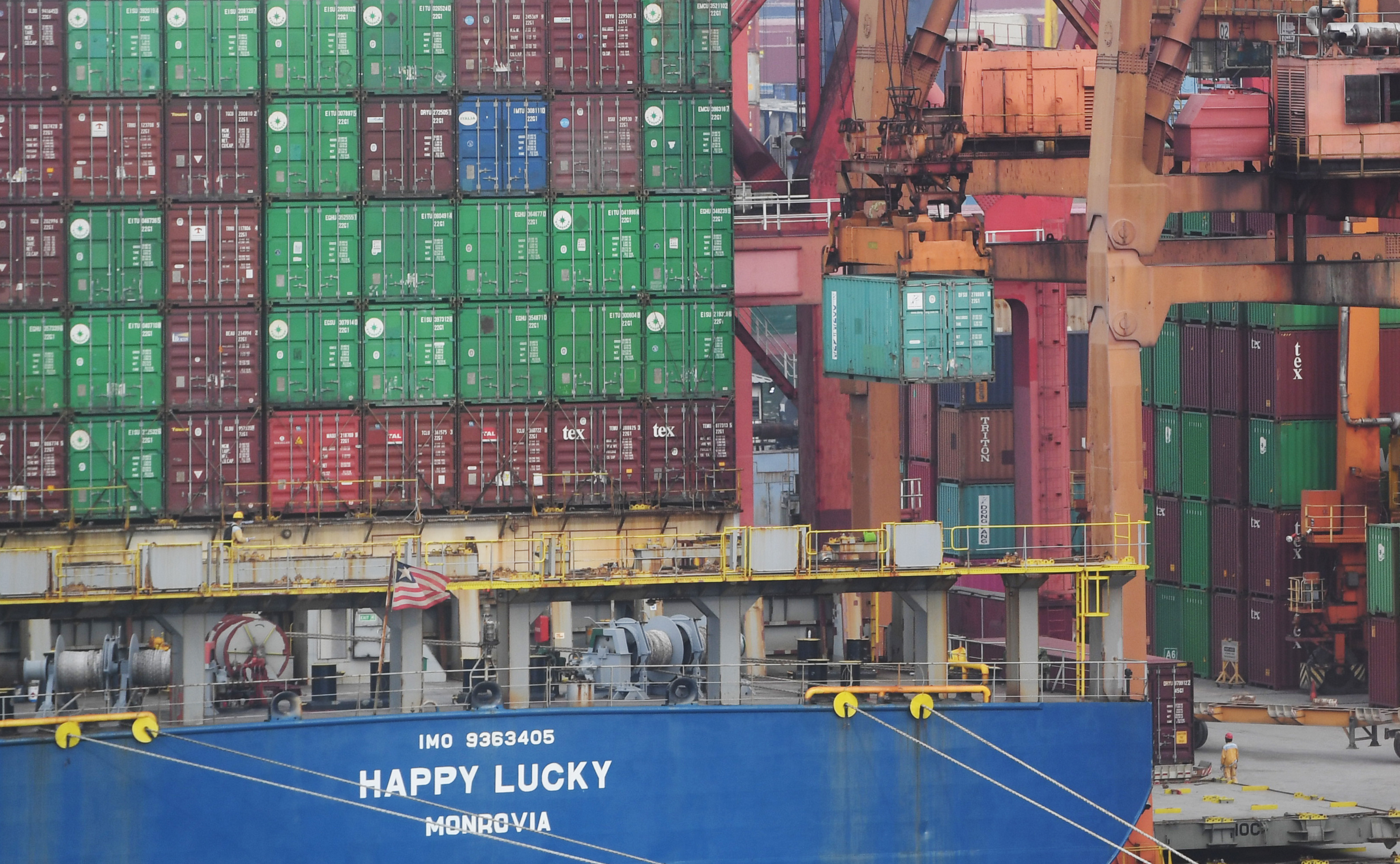 Aktivitas bongkar muat di Pelabuhan Tanjung Priok, Jakarta.