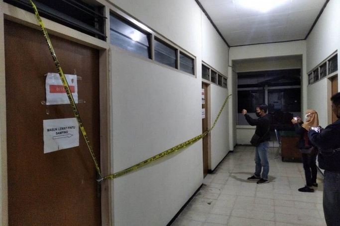 Ruangan BKD Kabupaten Nganjuk disegel setelah operasi tangkap tangan (OTT) KPK yang juga mengamankan Bupati Nganjuk.