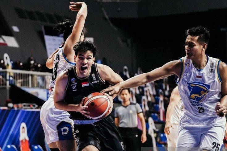 Pemain West Bandits Solo Patrick Nikolas beraksi saat melawan Prawira Bandung pada gim ketiga babak playoff IBL 2021 di Mahaka Arena.