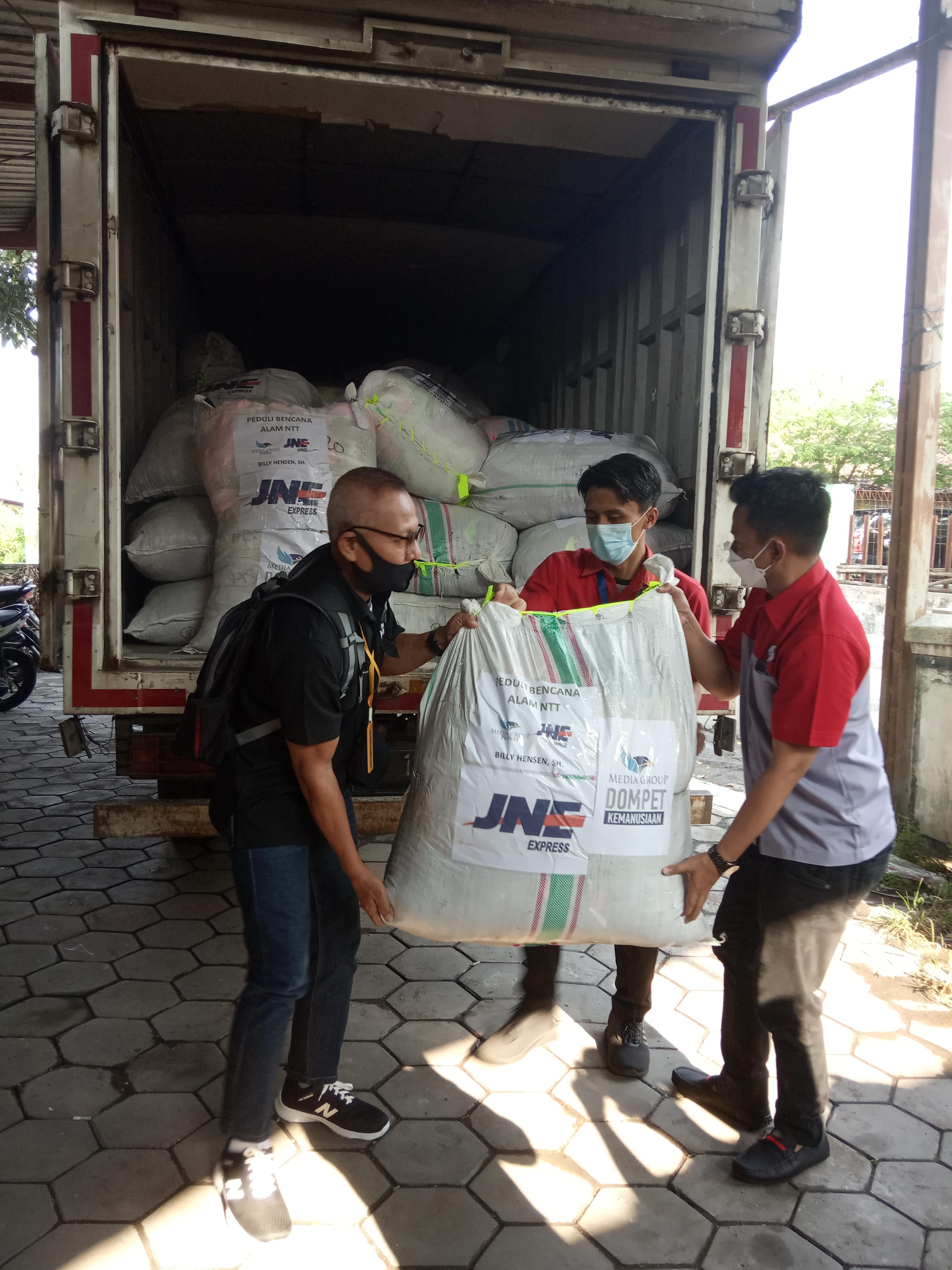 Billy Hensen-JNE-DKMG Donasikan Pakaian Jadi ke NTT