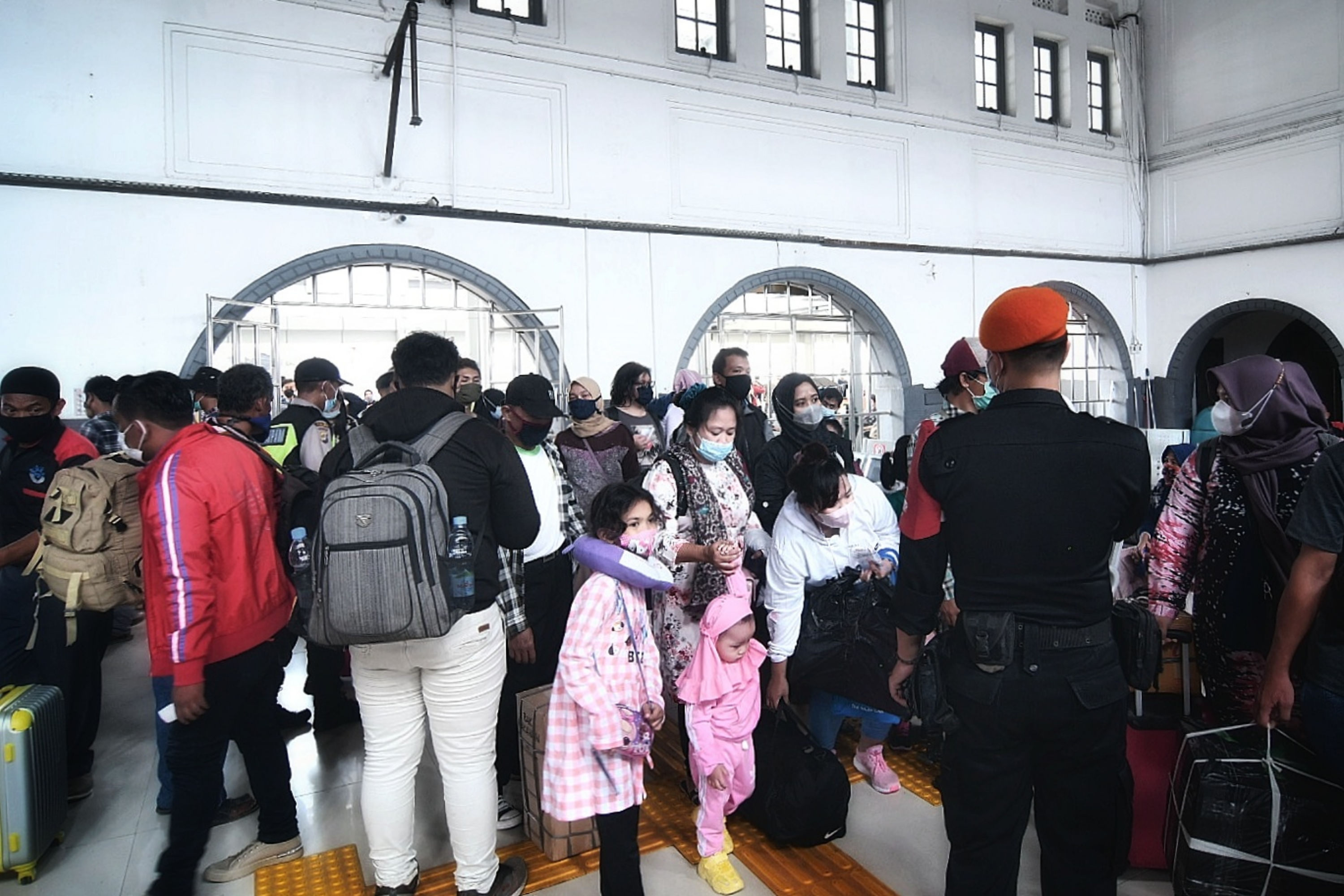 Suasana ruang tunggu keberangkatan yang dipenuhi calon penumpang di Stasiun Pasar Senen, Jakarta.
