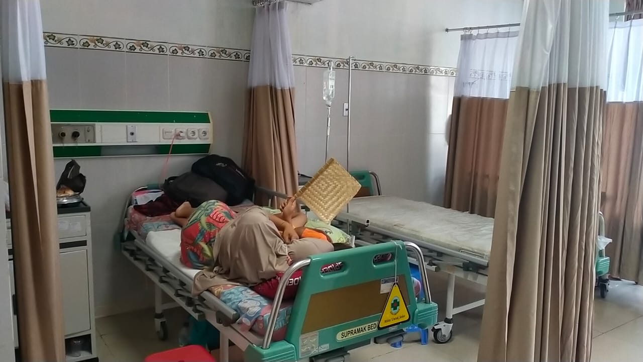 Seorang ibu dan anaknya yang terjangkit DBD dirawat di RSUD Brebes, Jawa Tengah. 