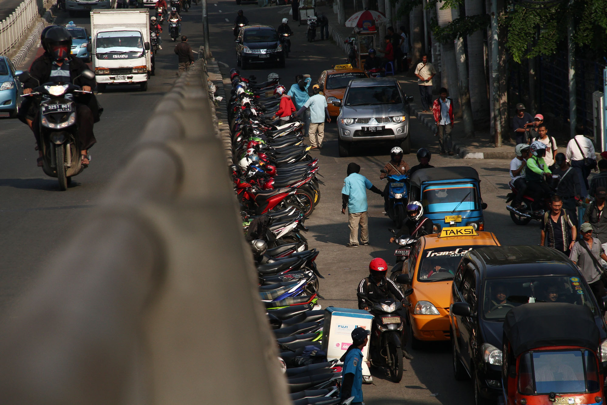 Pemkot Jakarta Pusat akan menata parkir liar di bawah flyover Roxy kerap membuat macet.