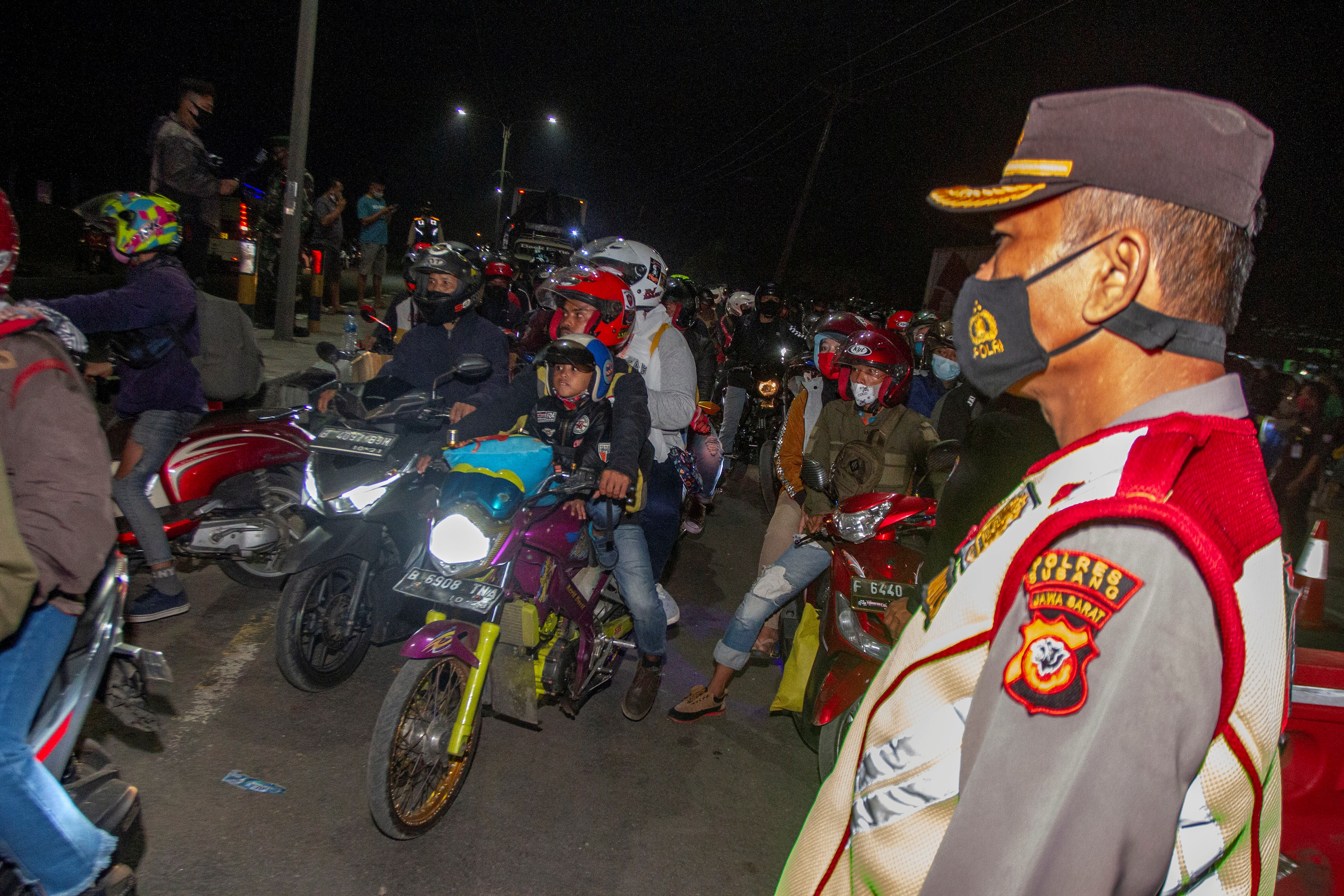 Posko penyekatan mudik di jalur Pantura Patokbeusi, Subang, Jawa Barat, Selasa (11/5) dini hari.