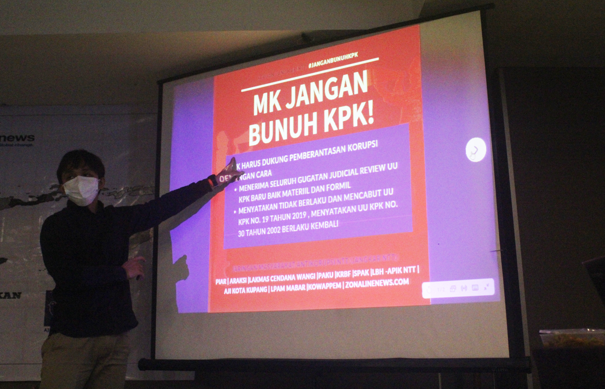Jaringan Masyarakat Antikorupsi (Jangkar) Nusa Tenggara Timur mendesak MK untuk membatalkan UU KPK hasil revisi karena melemahkan KPK.