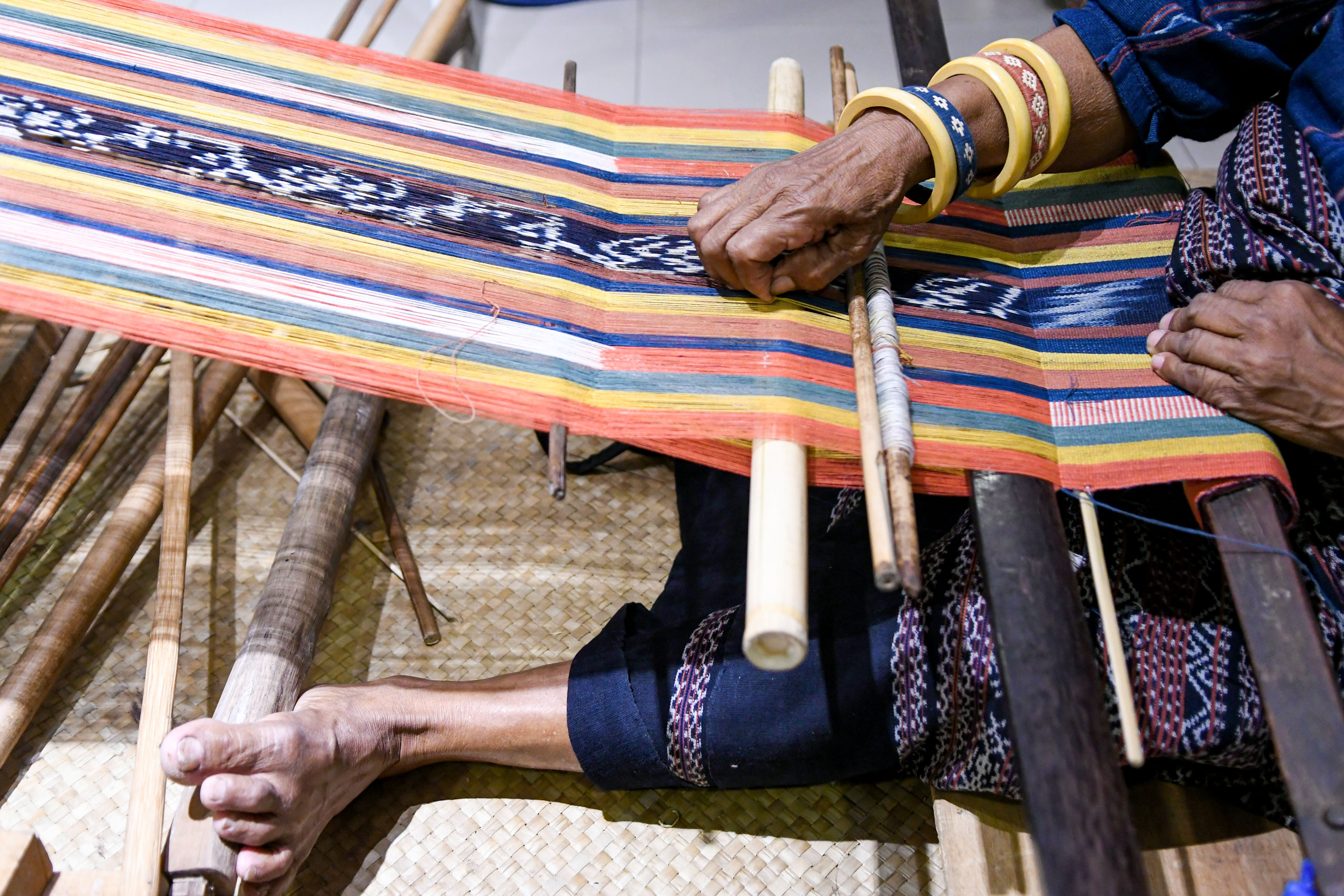  Perajin memproduksi kain tenun ikat Sikka asal Maumere, Nusa Tenggara Timur.