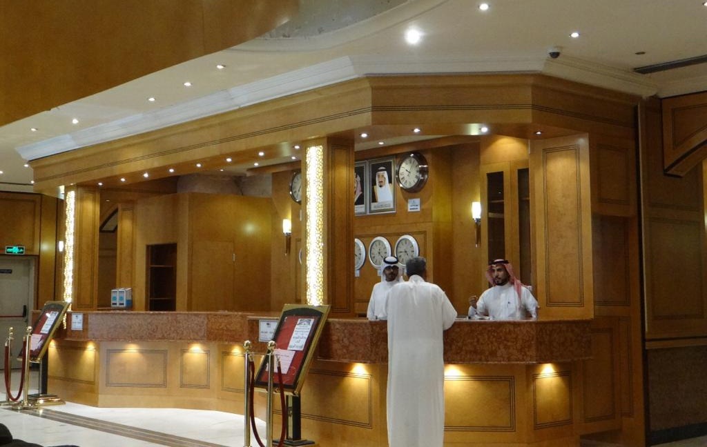 Lobi Hotel Fajr Badee, Mekkah, yang banyak digunakan untuk melayani jemaah umrah dan haji khusus.  