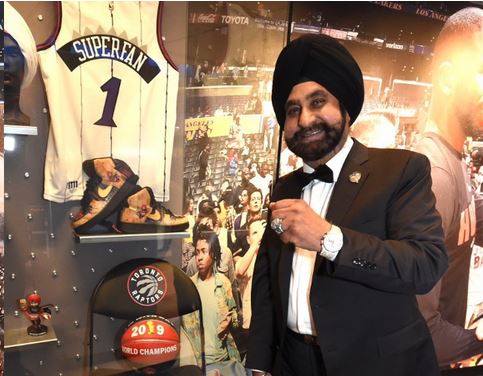 Pendukung Toronto Raptors Nav Bhatia masuk dalam Basketball Hall of Fame.