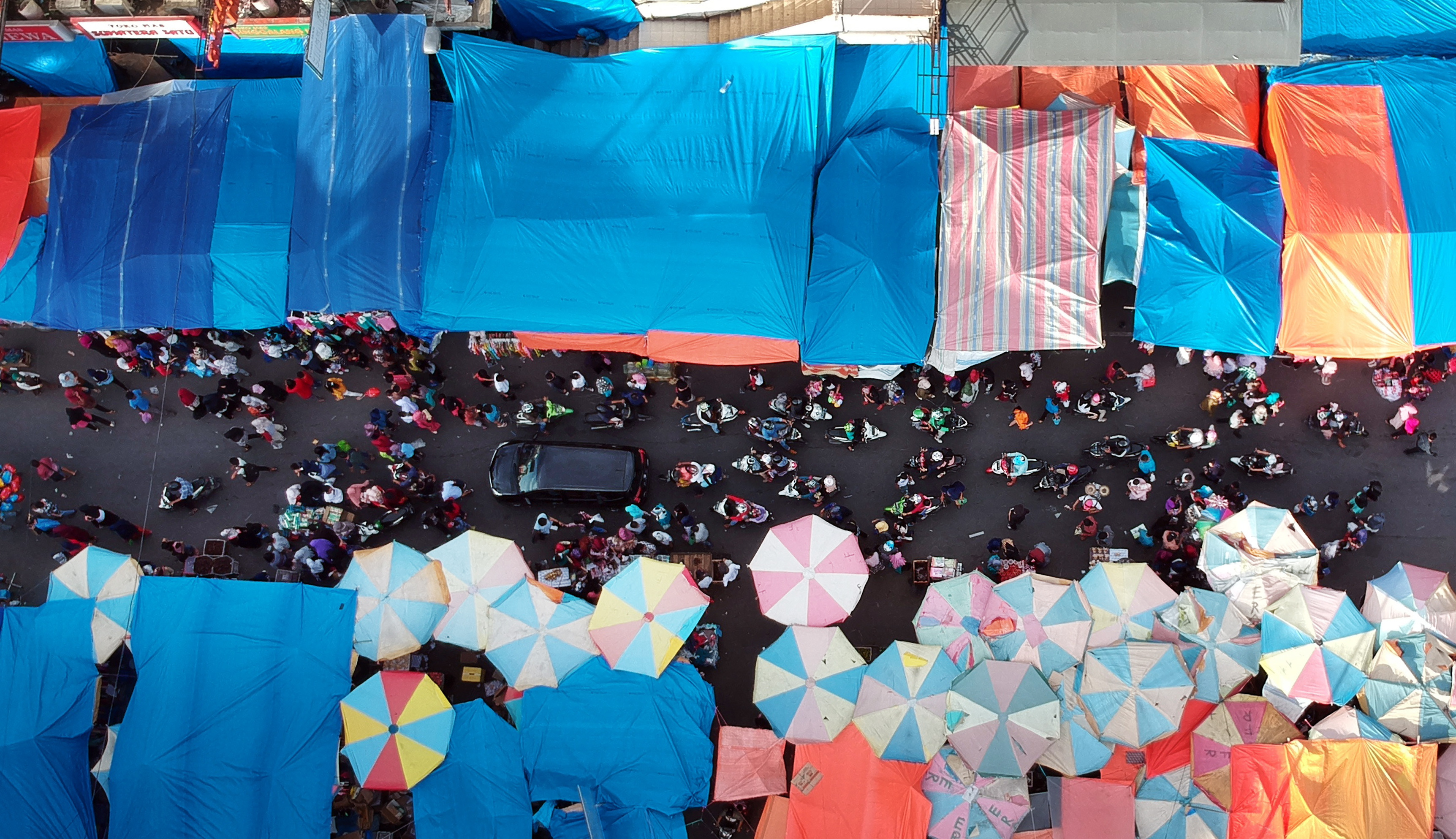  Foto udara warga dan kendaraan memadati jalan di kawasan Pasar Raya Padang, Sumatra Barat